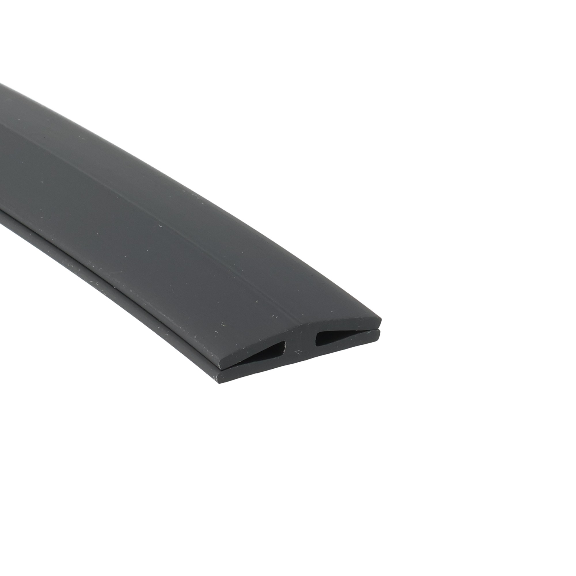 uszczelka-krawedziowa-szyby-plyty-poliweglanowej-typ-h-miekkie-pvc-h-1-2-x-5-x-24-mm-czarna-12-841-1 - Centrum uszczelek Close-up of a dark gray plastic binder clip viewed diagonally across a white background.