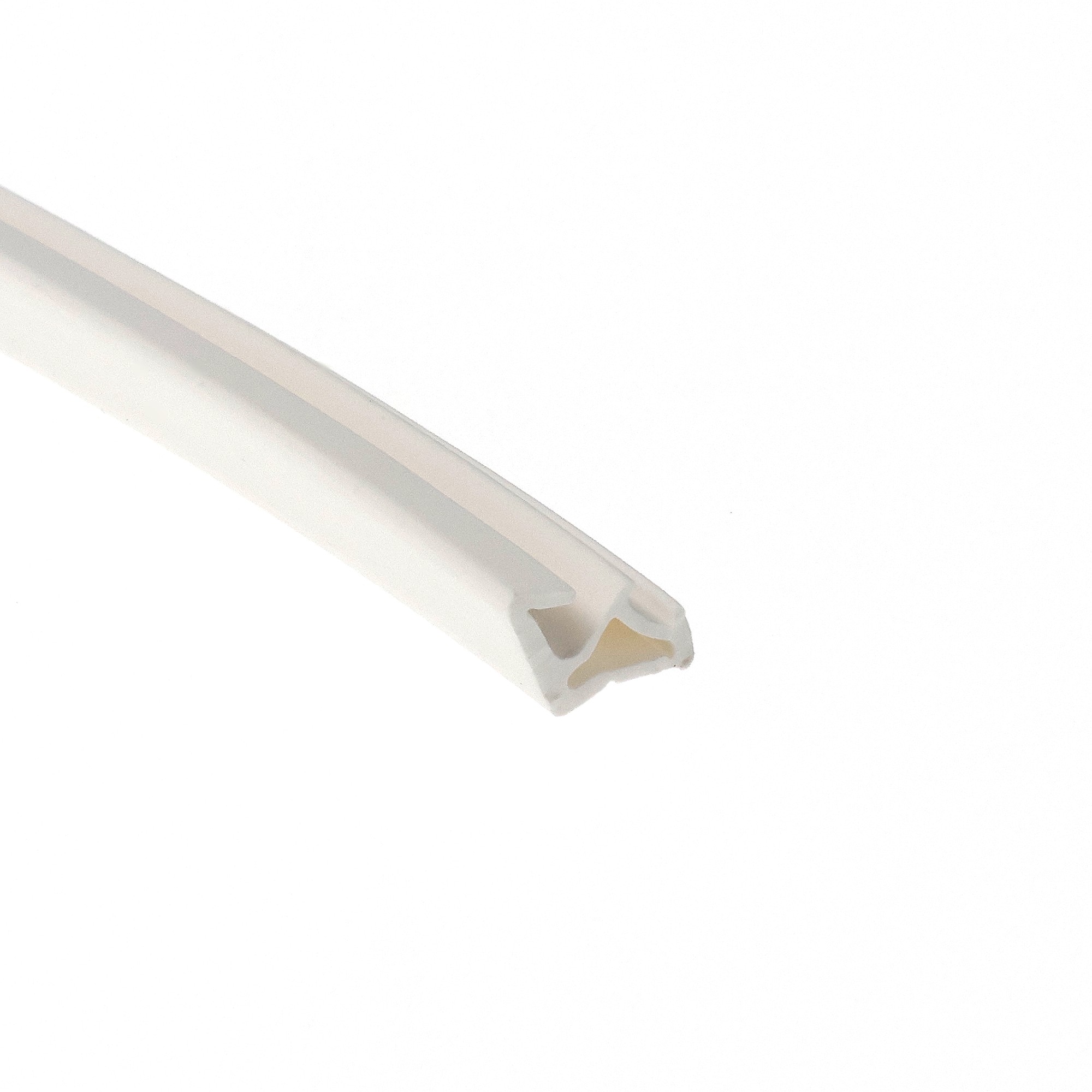 uszczelka-krawedziowa-tpe-do-okna-drewnianego-biala-09-034-1 - Centrum uszczelek Close-up of a white plastic object with a beige interior, diagonally oriented against a white background.