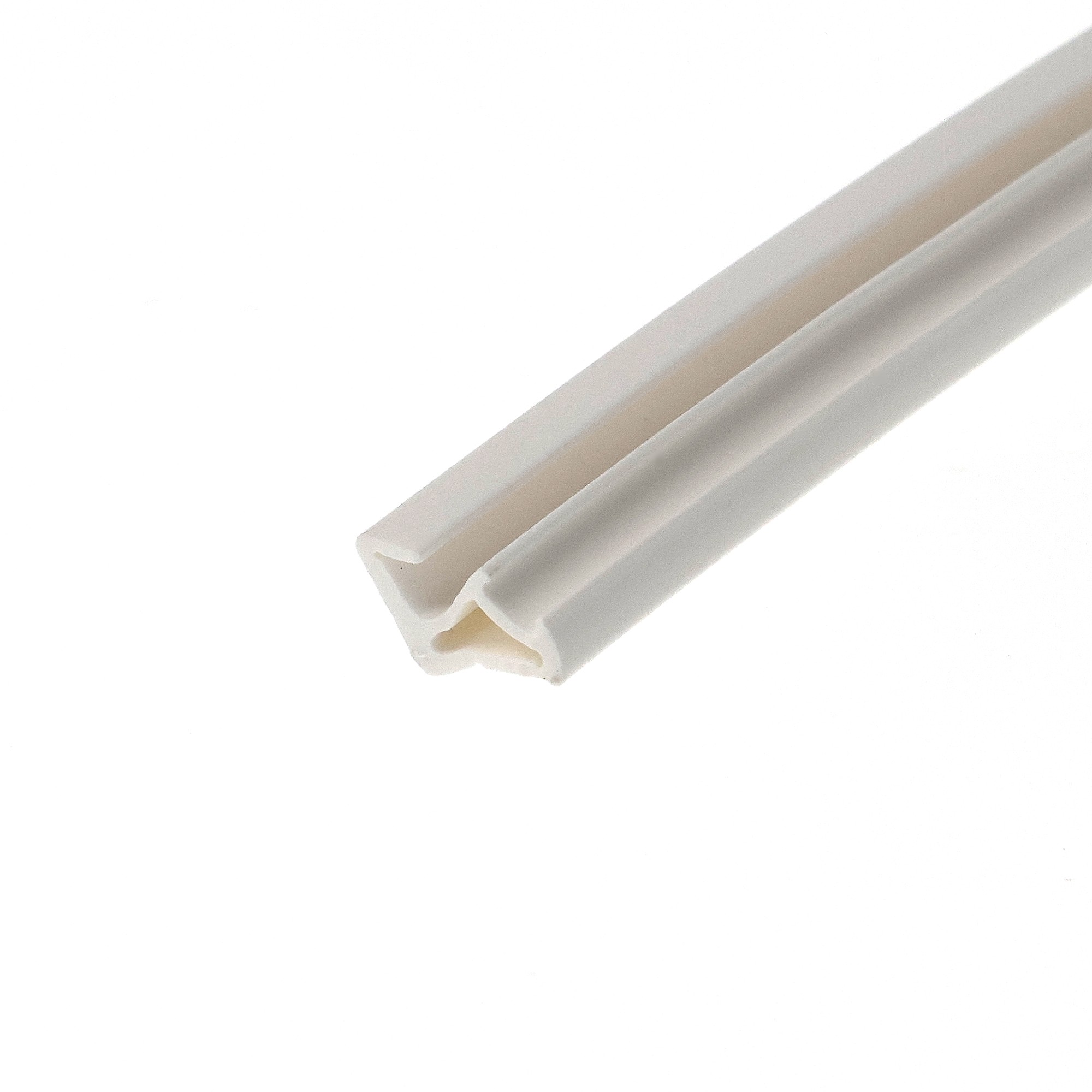 uszczelka-krawedziowa-tpe-do-okna-drewnianego-biala-09-034-2 - Centrum uszczelek Three white plastic extrusion channels laid diagonally on a white background.