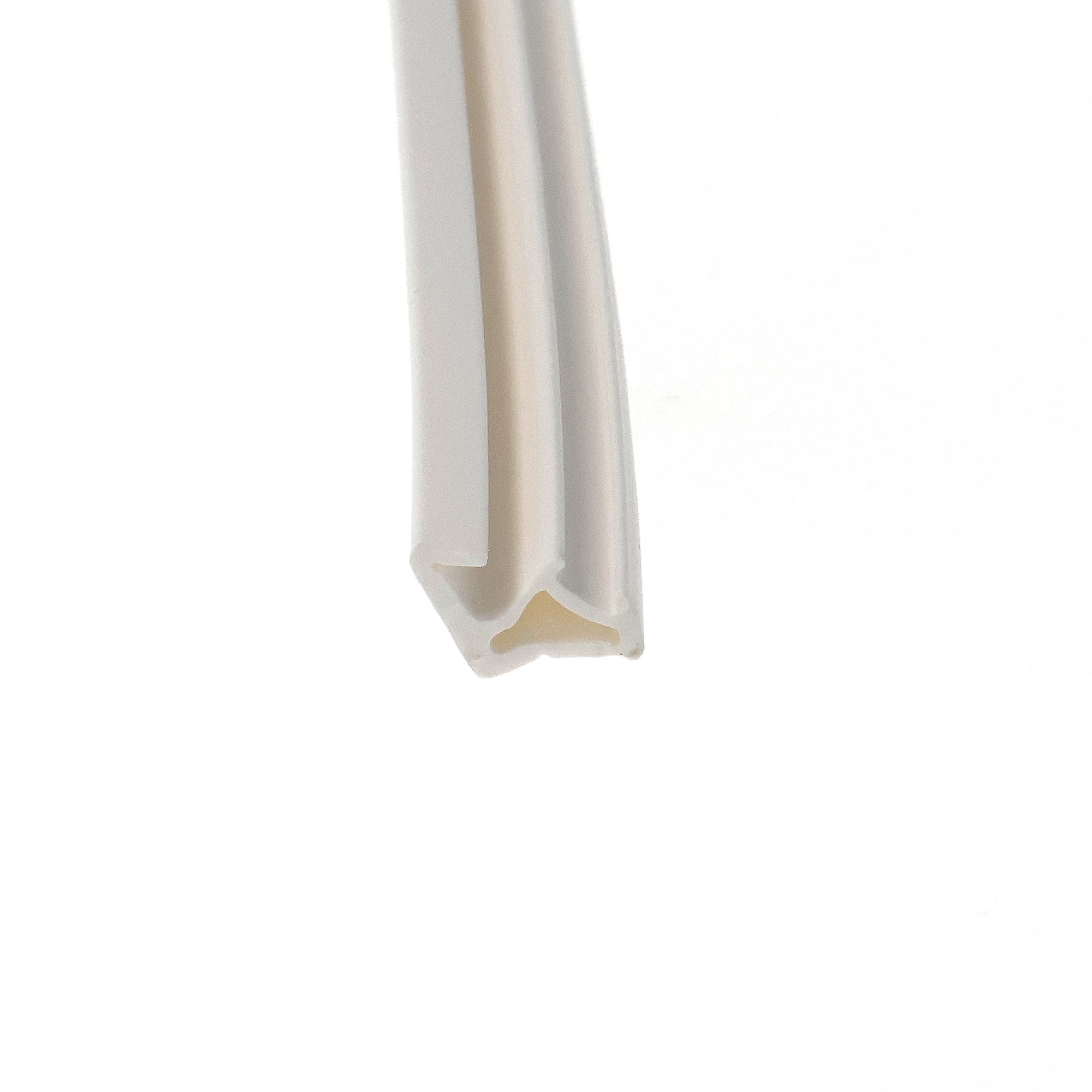 uszczelka-krawedziowa-tpe-do-okna-drewnianego-biala-09-034-3 - Centrum uszczelek Close-up of a curved white plastic strip with a beige inner edge on a white background.