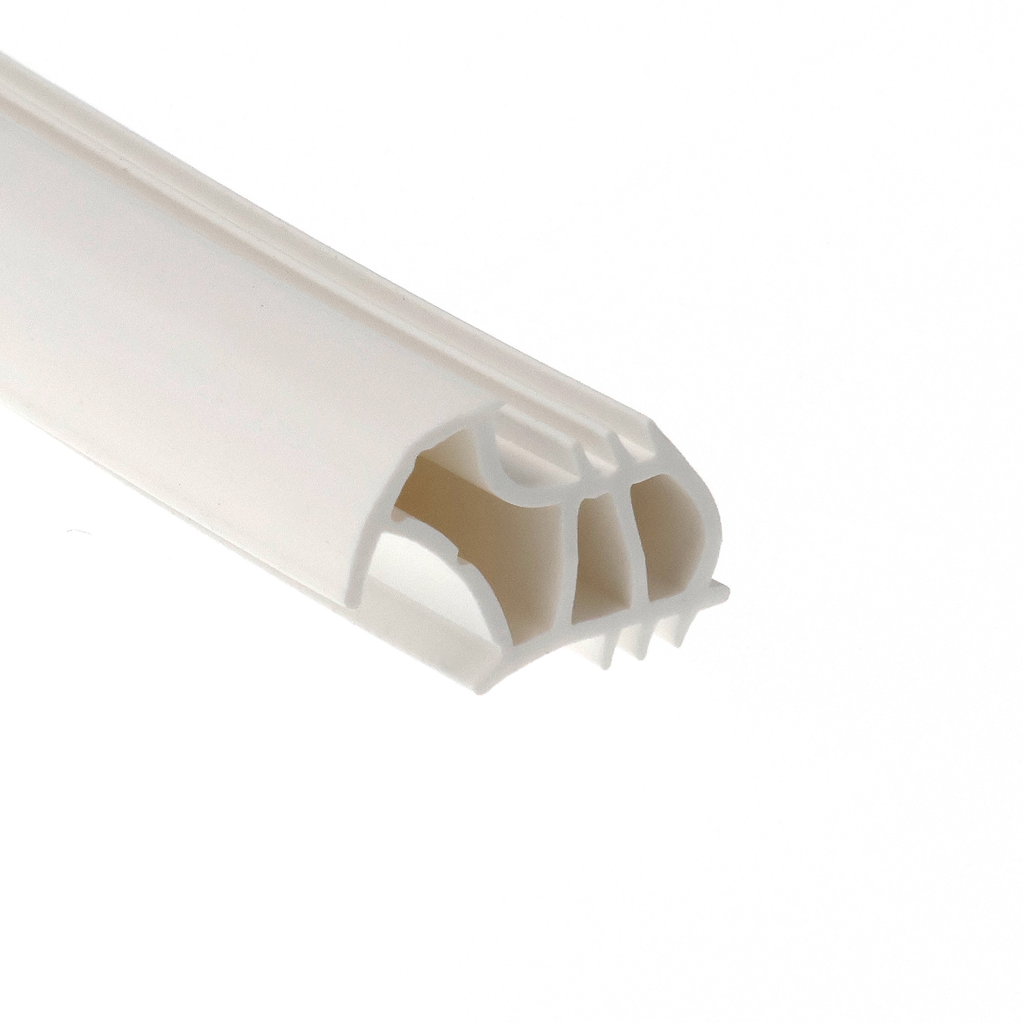 uszczelka-oscieznicy-drzwi-stalowych-s-7234-deventer-biala-09-669-01-1 - Centrum uszczelek Close-up of a white plastic object with a diagonal edge and evenly spaced curved slots, appearing abstract and architectural.