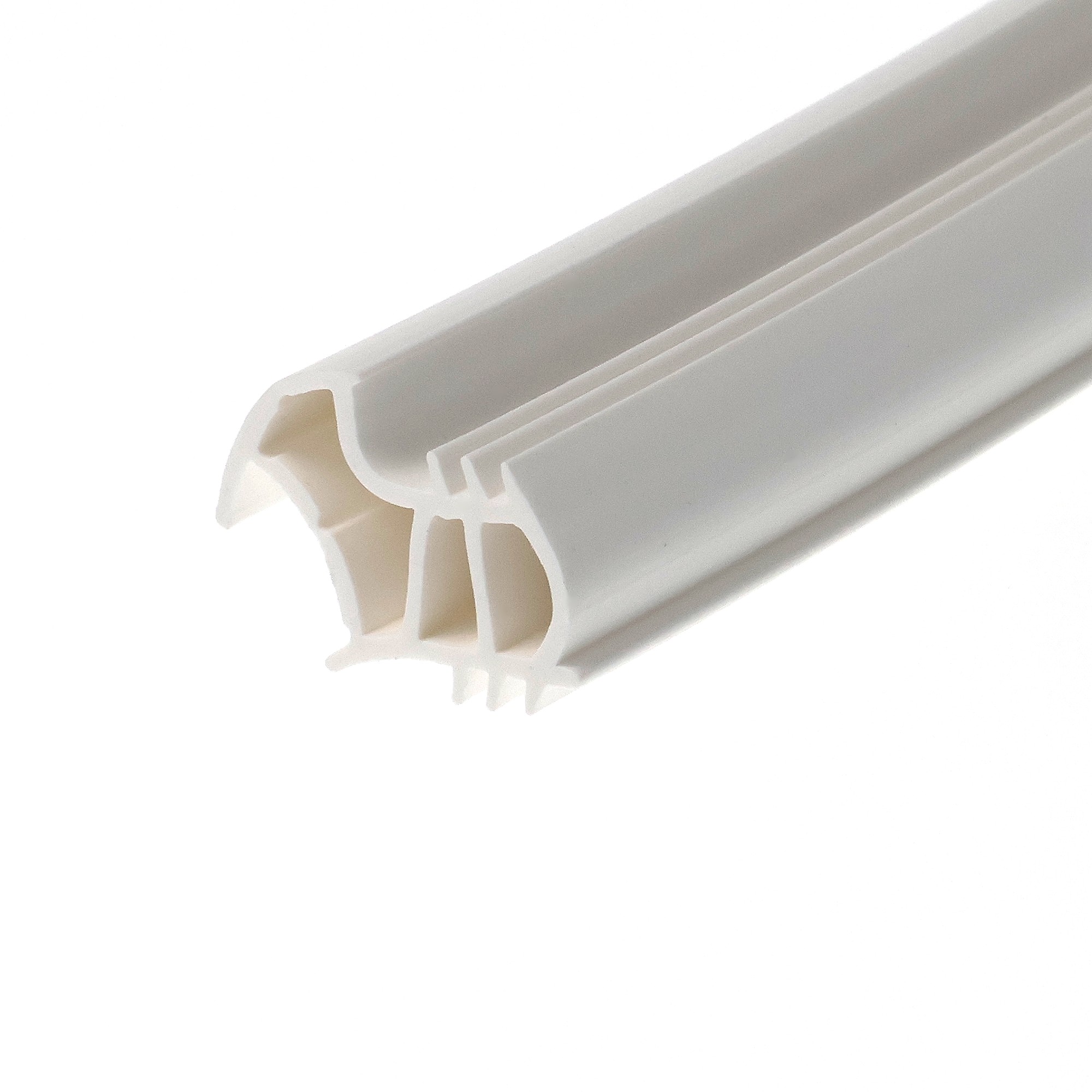 uszczelka-oscieznicy-drzwi-stalowych-s-7234-deventer-biala-09-669-01-2 - Centrum uszczelek Close-up of a white plastic cable raceway or conduit with internal slots for organizing wires, photographed at an angle.