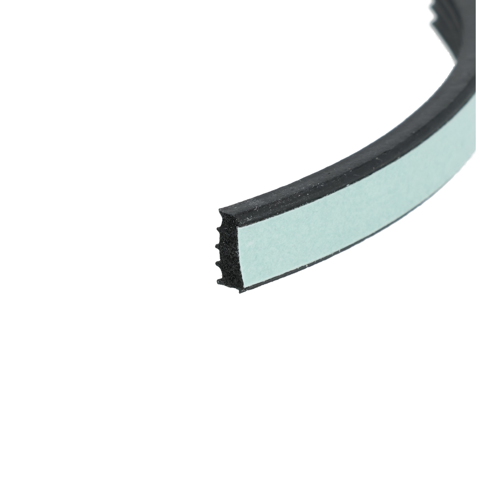 uszczelka-piankowa-samoprzylepna-czarna-12-690-2 - Centrum uszczelek Close-up of a curved light-blue glass pane with a black rubber or gasket seal along the edge, photographed at a side angle.