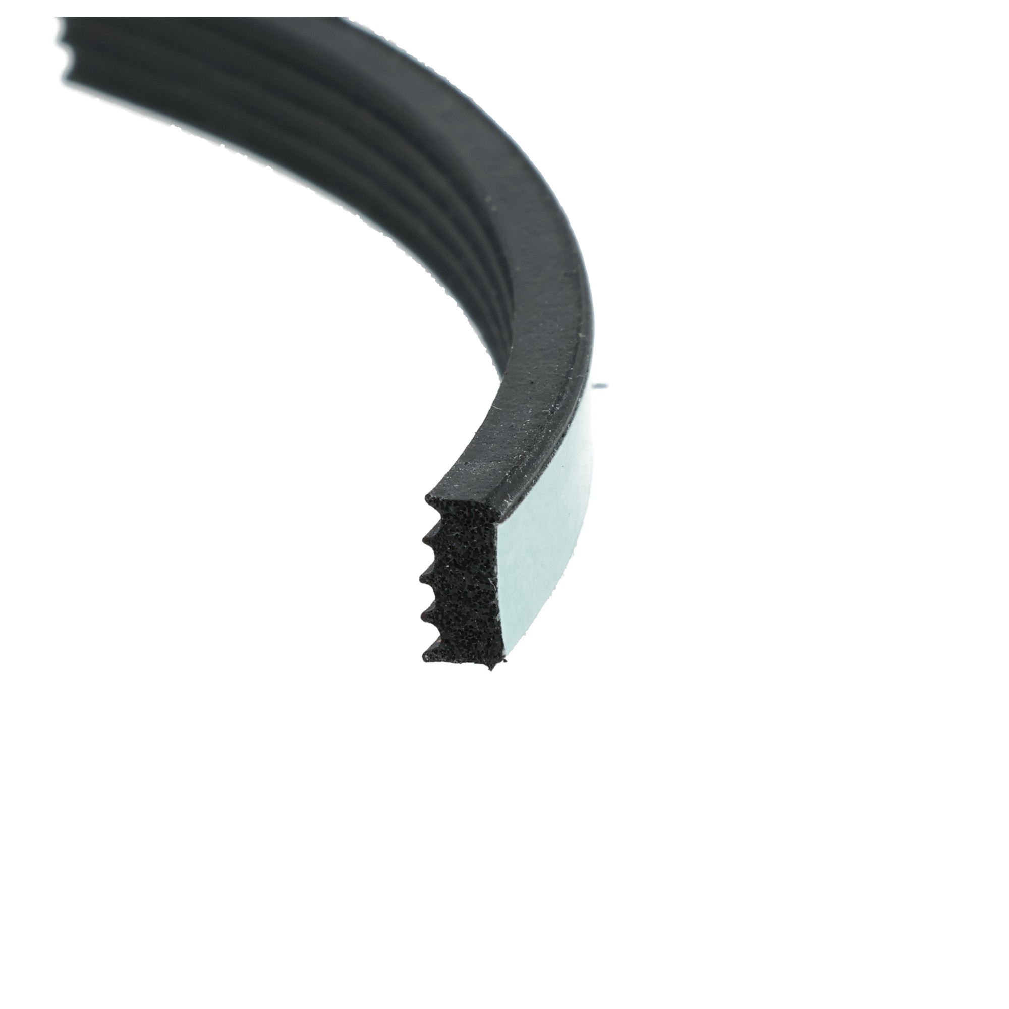 uszczelka-piankowa-samoprzylepna-czarna-12-690-3 - Centrum uszczelek Close-up of a dark rubber ring with a ridged inner edge, curved against a white background.