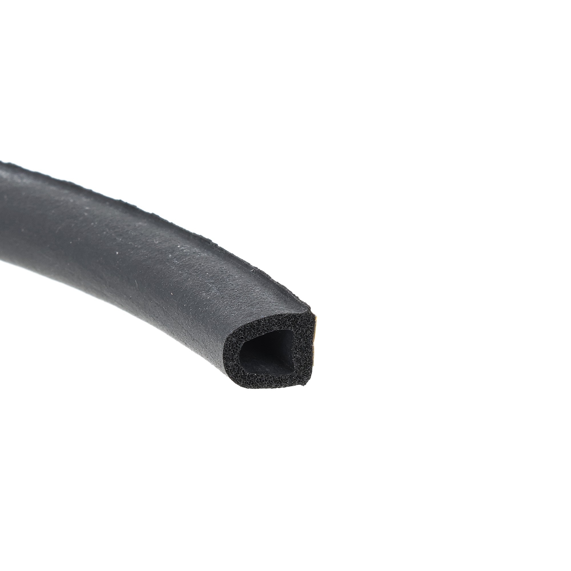 uszczelka-piankowa-samoprzylepna-czarna-typ-d-75x9mm-czarna-04-512-1-2 - Centrum uszczelek Close-up of a black foam pipe insulation piece with a hollow center, set against a white background. #1