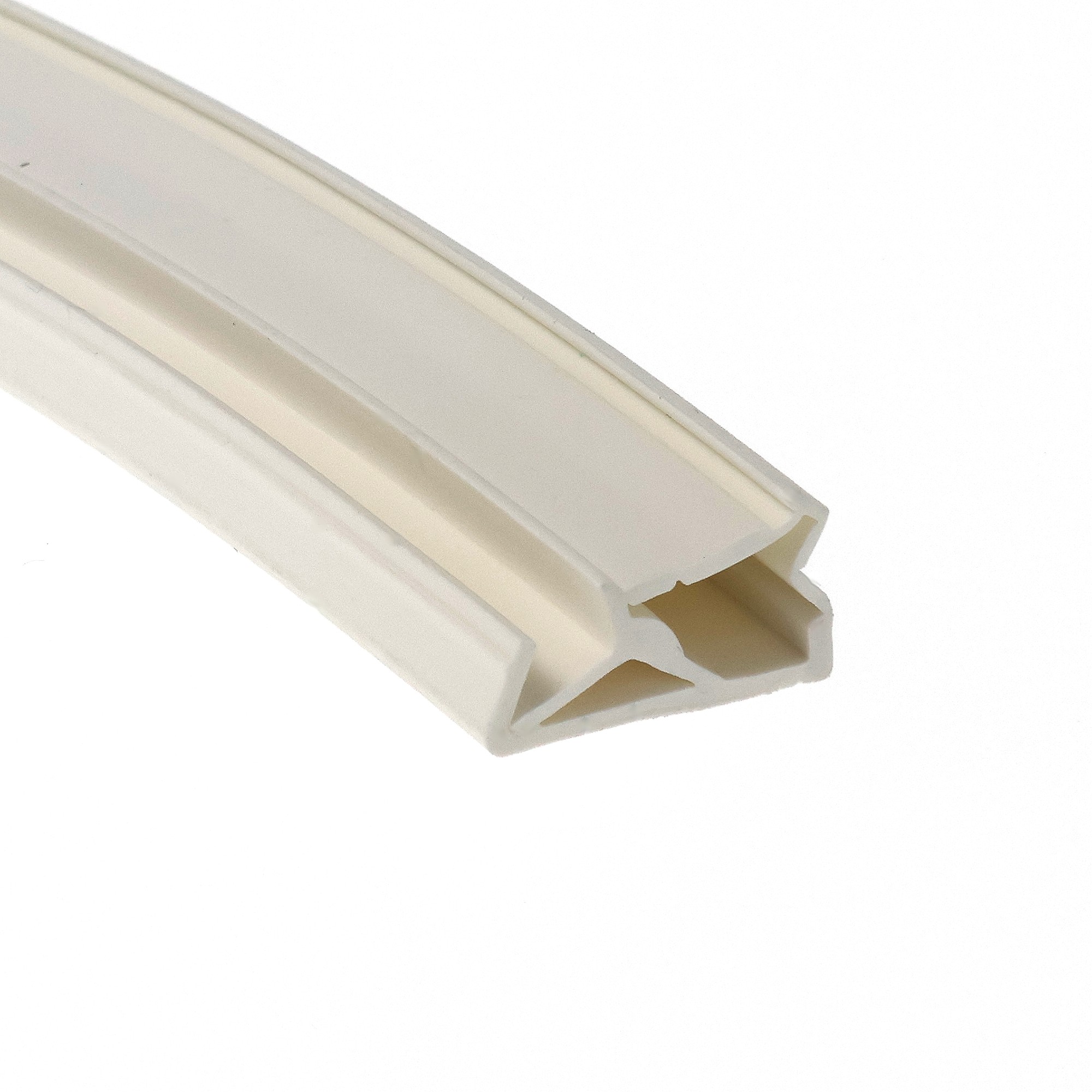 uszczelka-przylgowa-okna-drewnianego-tpe-biala-09-766-1 - Centrum uszczelek Close-up of a beige plastic channel or bracket with ridges, set diagonally on a white background.