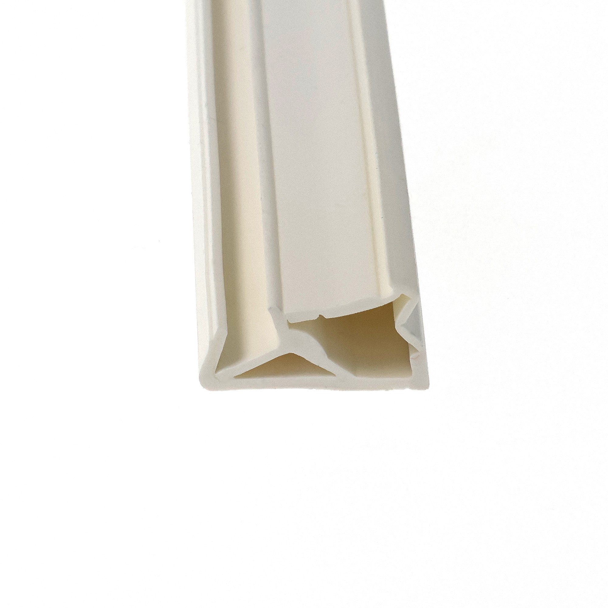 uszczelka-przylgowa-okna-drewnianego-tpe-biala-09-766-3 - Centrum uszczelek Close-up of a light beige plastic piece with curved, layered edges on a white background.