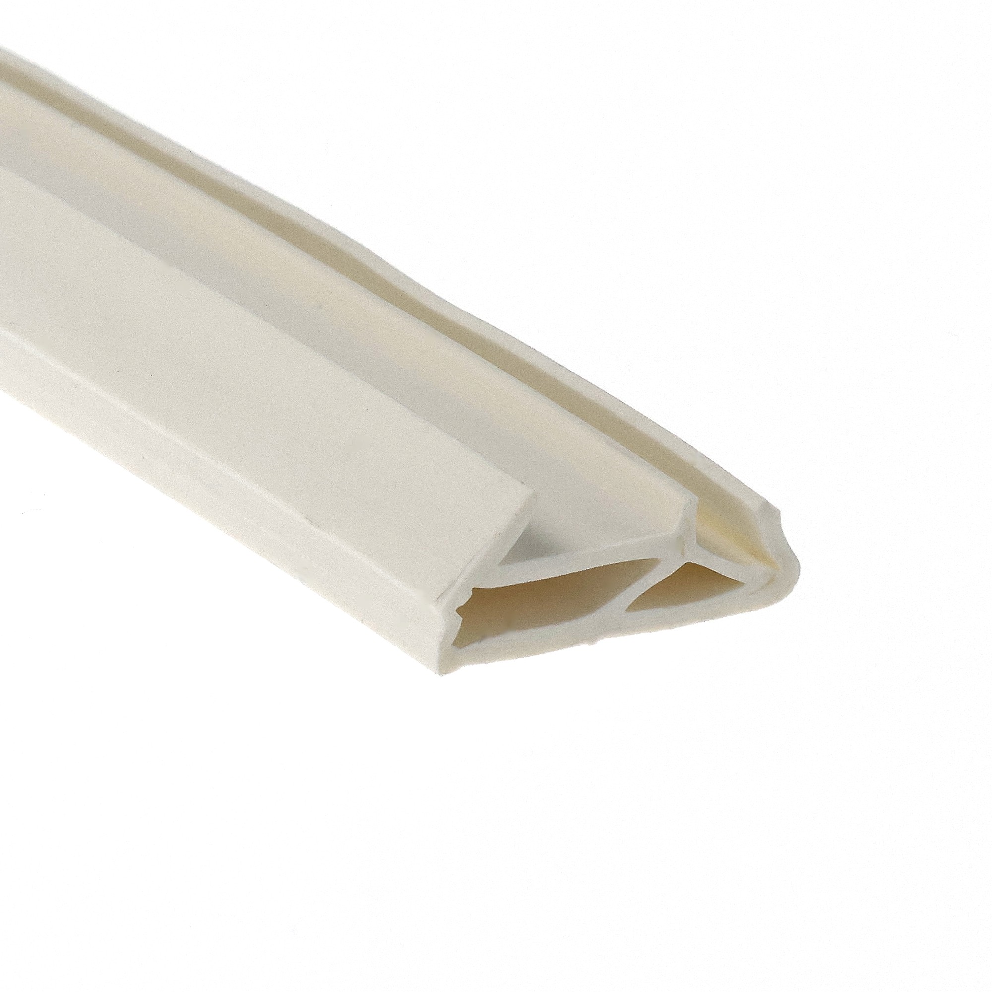 uszczelka-przylgowa-okna-drewnianego-tpe-biala-09-768-1 - Centrum uszczelek Close-up of a white plastic object with angular beveled surfaces, photographed at an angle.