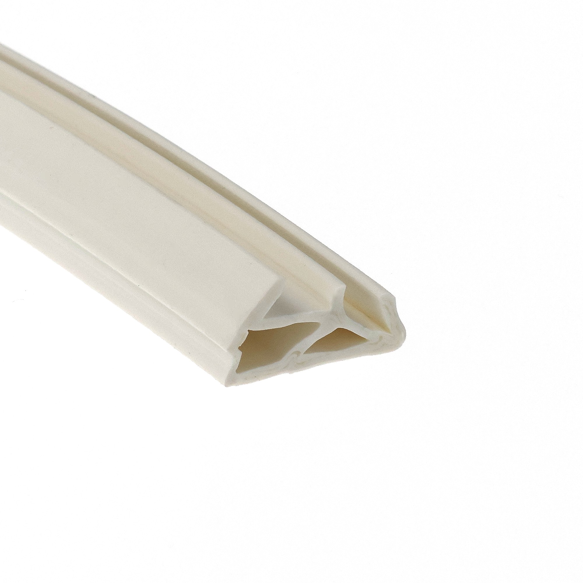 uszczelka-przylgowa-okna-drewnianego-tpe-czarna-09-767-1 - Centrum uszczelek Close-up of a white plastic piece with a beveled edge, aligned diagonally against a white background.