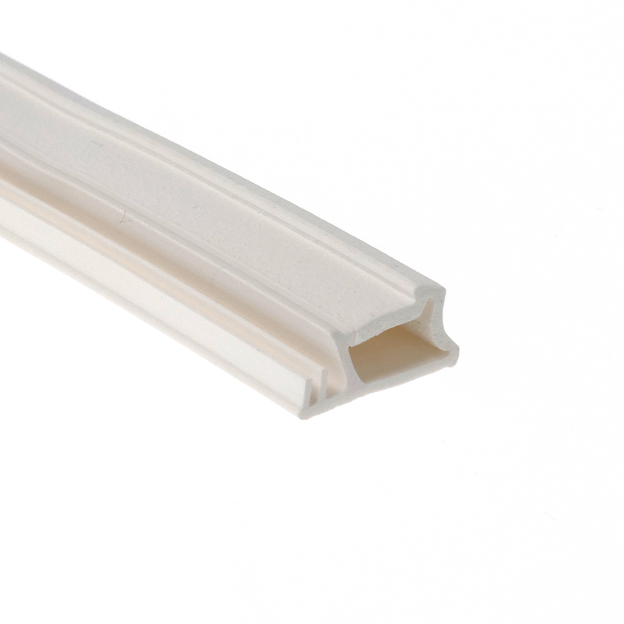 uszczelka-przylgowa-okna-drewnianego-tps-biala-09-772-1 - Centrum uszczelek Close-up of a white plastic molding profile with decorative ridges, viewed diagonally.