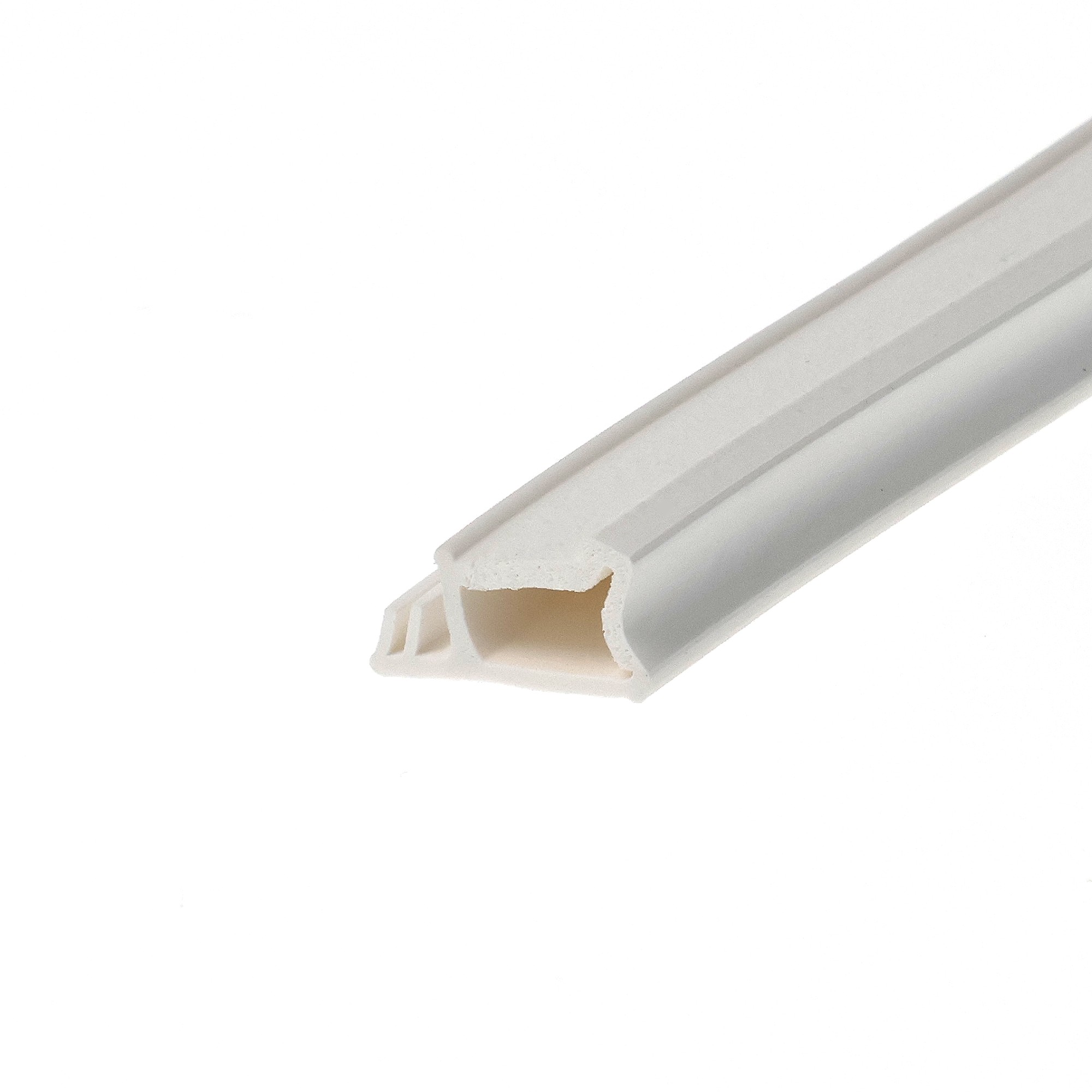 uszczelka-przylgowa-okna-drewnianego-tps-biala-09-772-2 - Centrum uszczelek Close-up of a white PVC extrusion with a beige, hollow end, diagonally across the image.
