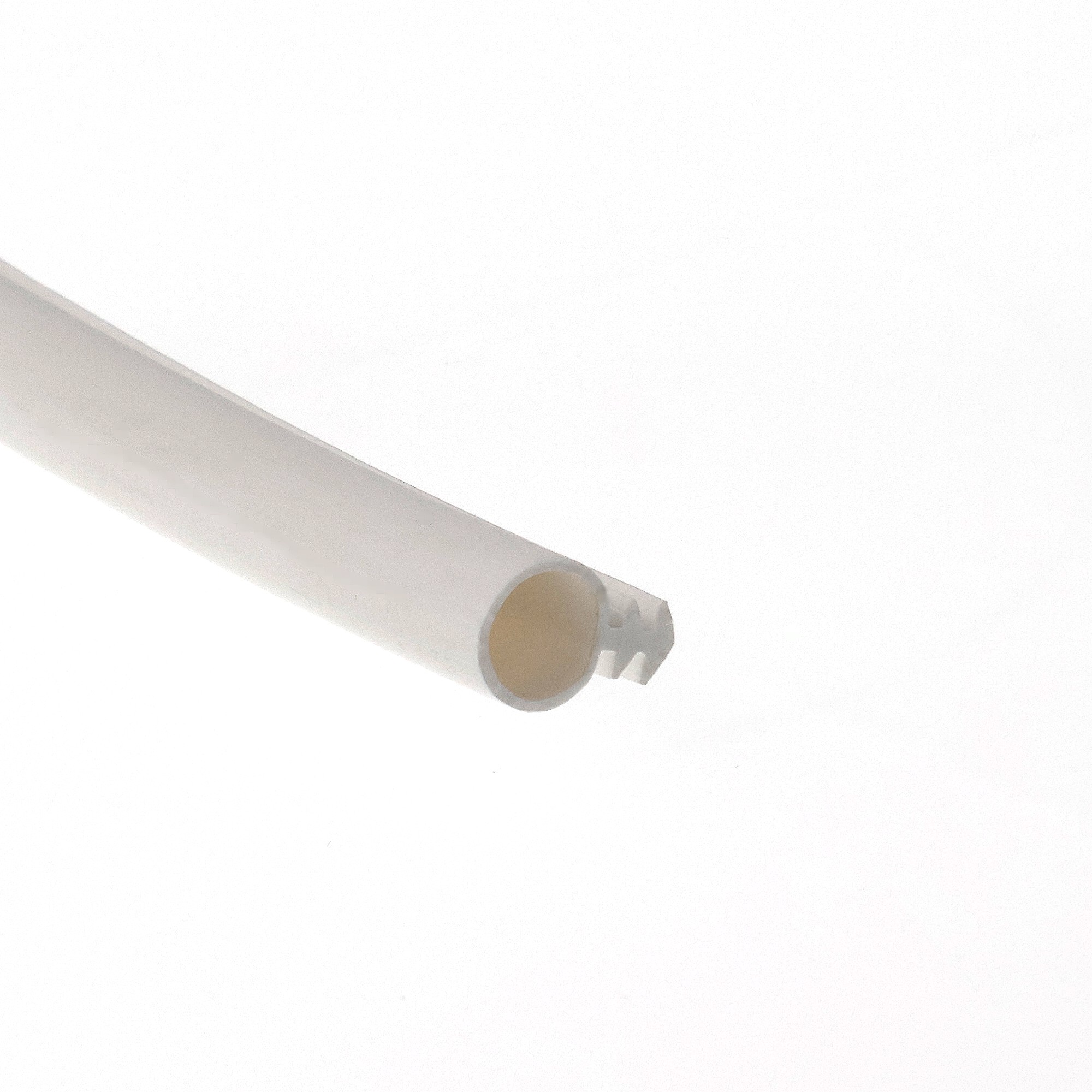 uszczelka-renowacyjna-fi-8-mm-biala-09-778-1 - Centrum uszczelek Close-up of a white curved tube with a beige end cap against a pale background.