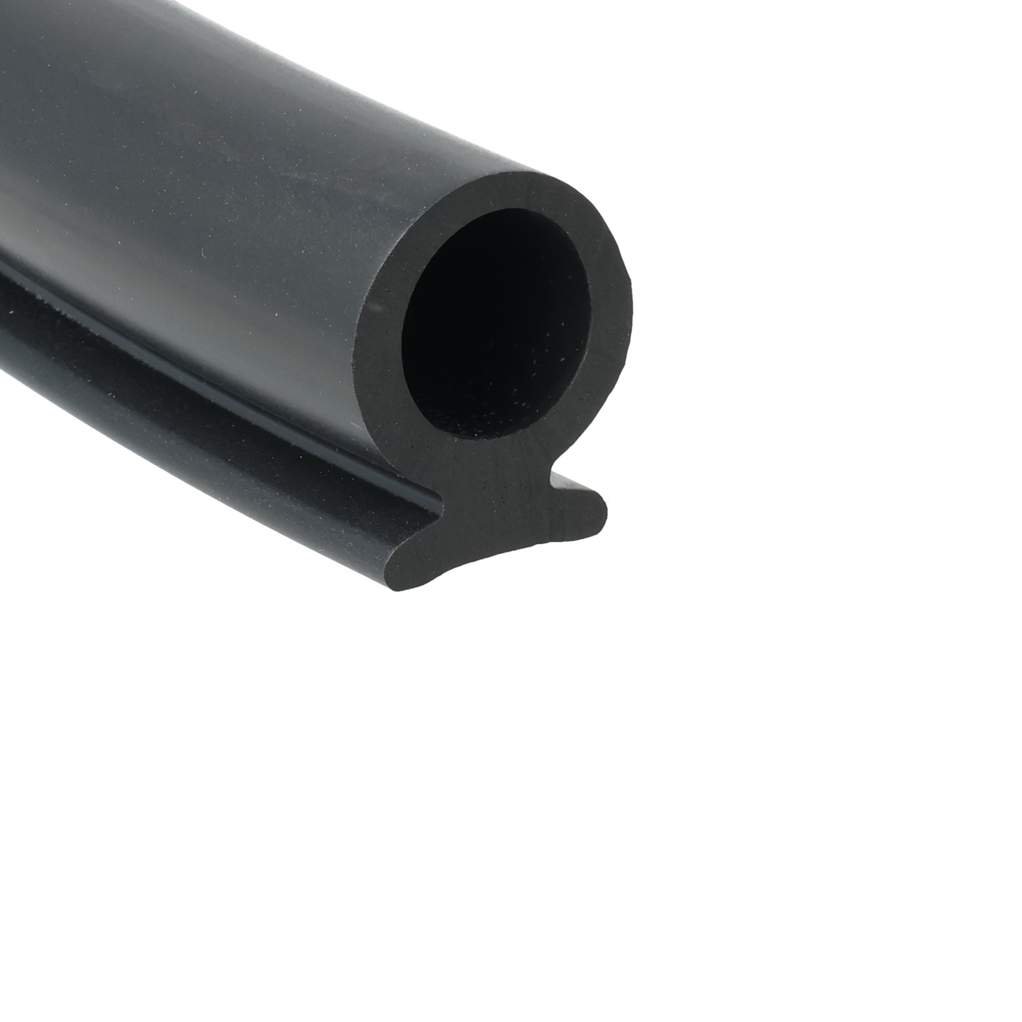 uszczelka-rolety-samochodowej-dolna-typu-omega-24-x-28-mm-gumowa-czarna-012133-1 1 - Centrum uszczelek Close-up of a black cylindrical tube with a hollow circular opening on a white background, oriented diagonally from bottom left to top right.