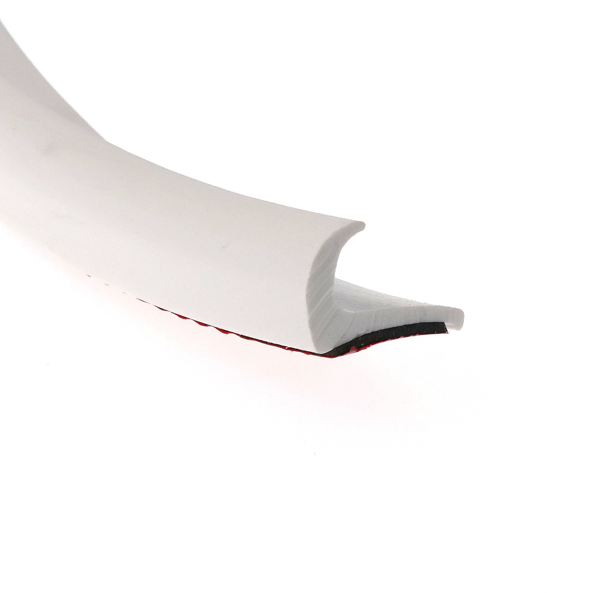 uszczelka-samoprzylepna-3m-okapnik-gumowa-13-x-23mm-biala-07999-2 - Centrum uszczelek Close-up of a white curved surface with a thin red edge along the bottom.