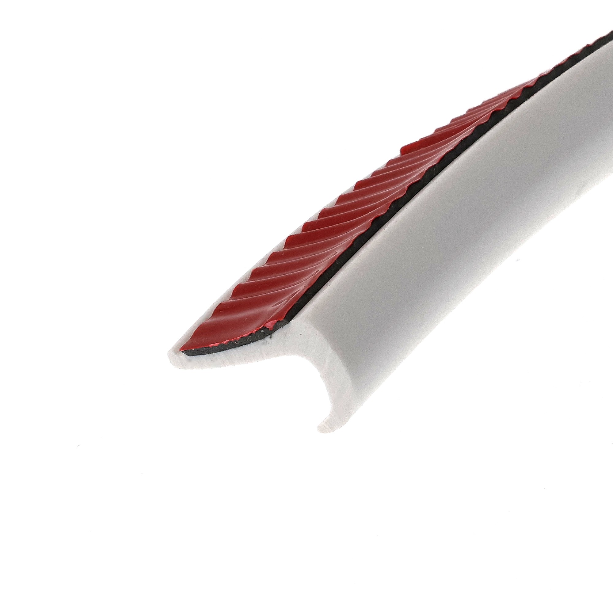 uszczelka-samoprzylepna-3m-okapnik-gumowa-13-x-23mm-biala-07999-3 - Centrum uszczelek Close-up of a red serrated cutting edge along a white curved surface, oriented diagonally from bottom left to top right.