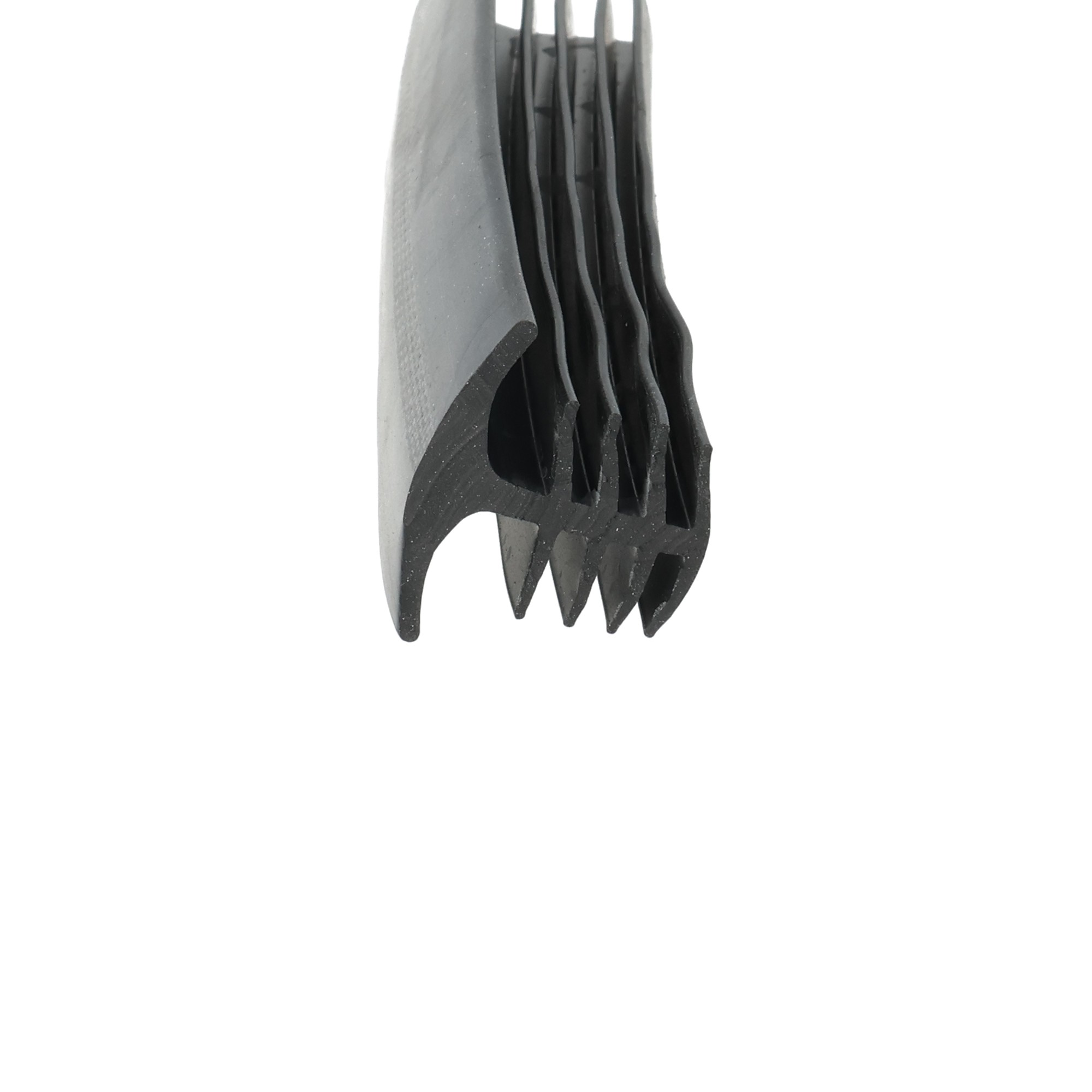uszczelka-szczelinowa-gumowa-typ-t-18-x-23-x-28mm-czarna-68-8011-2 - Centrum uszczelek Close-up of a black serrated blade with curved teeth adjacent to a gray housing, viewed from the side.