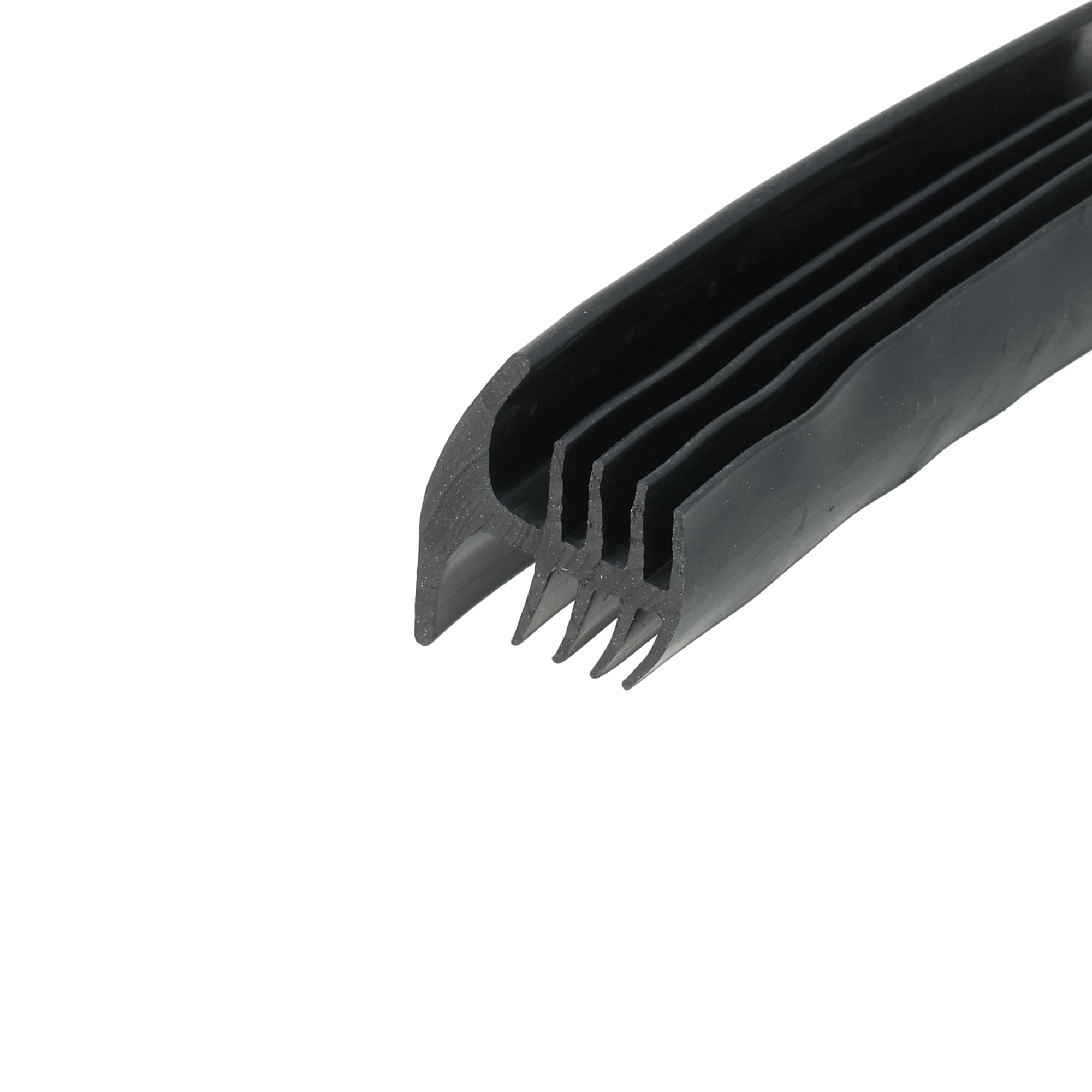 uszczelka-szczelinowa-gumowa-typ-t-18-x-23-x-28mm-czarna-68-8011-3 - Centrum uszczelek Close-up of a black plastic object with several parallel teeth, like a comb, diagonally placed against a white background.