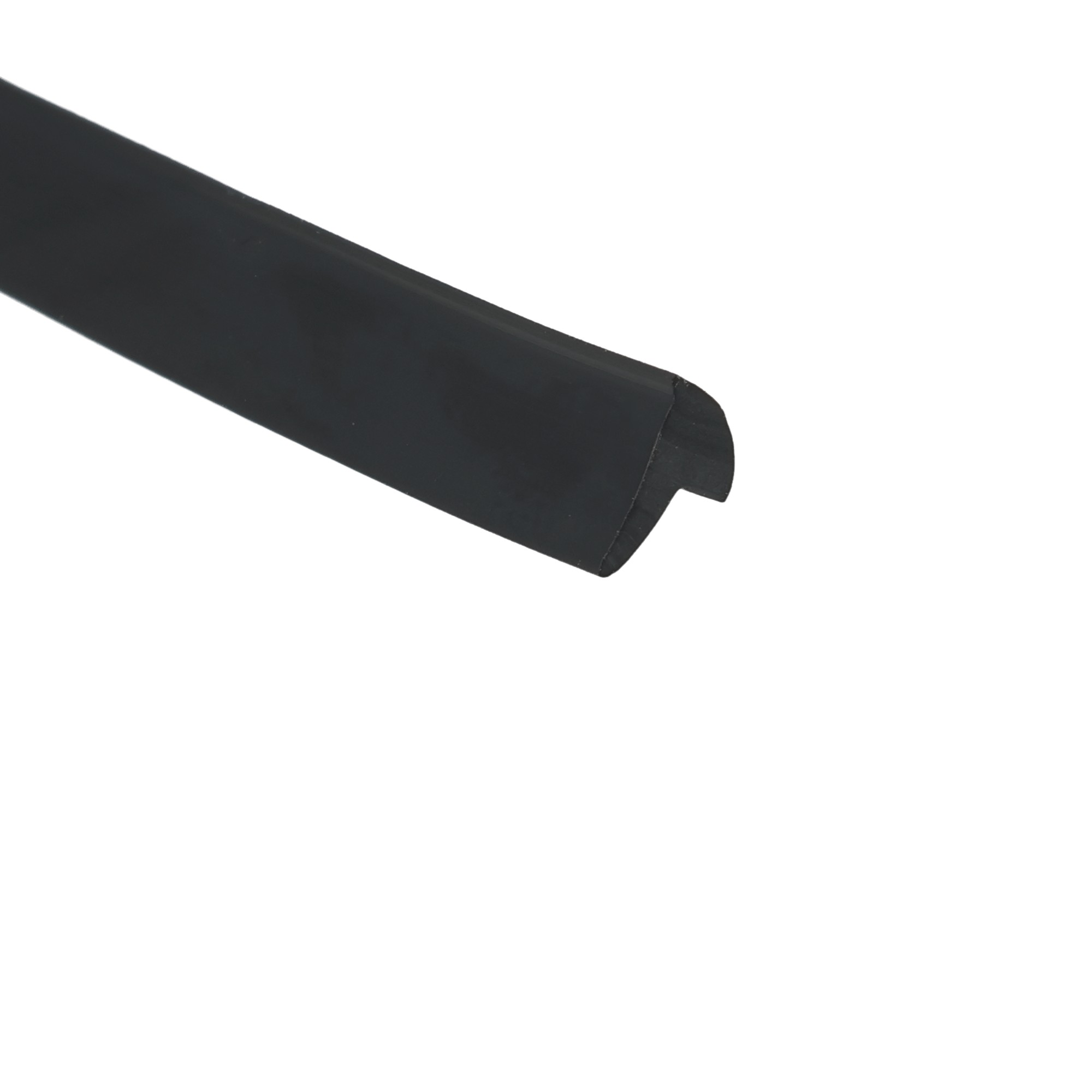uszczelka-klinujaca-szyby-czarna-026055-2-1 - Centrum uszczelek Close-up of a black aircraft propeller blade against a white background.