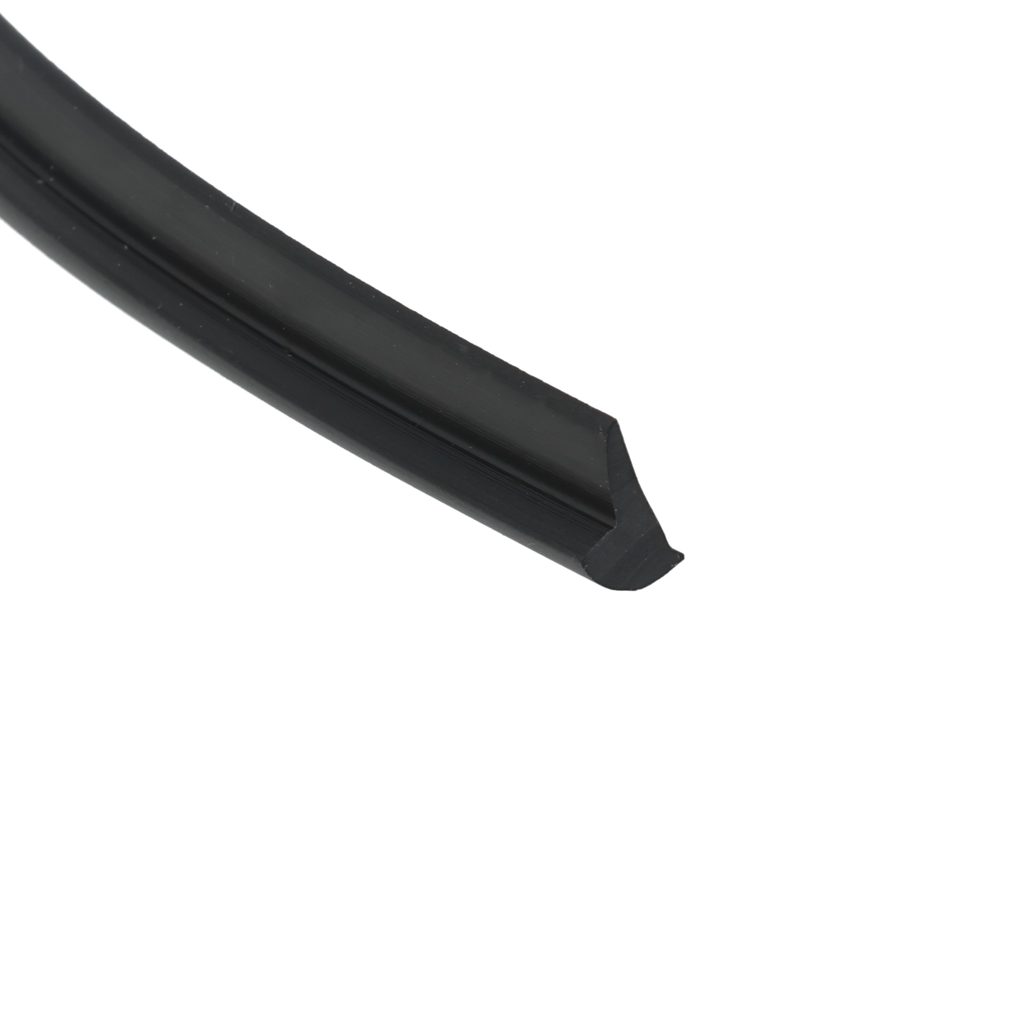 uszczelka-klinujaca-szyby-czarna-026055-2-2 - Centrum uszczelek Close-up of a black glossy object with a beveled, pointed edge seen diagonally across the frame.