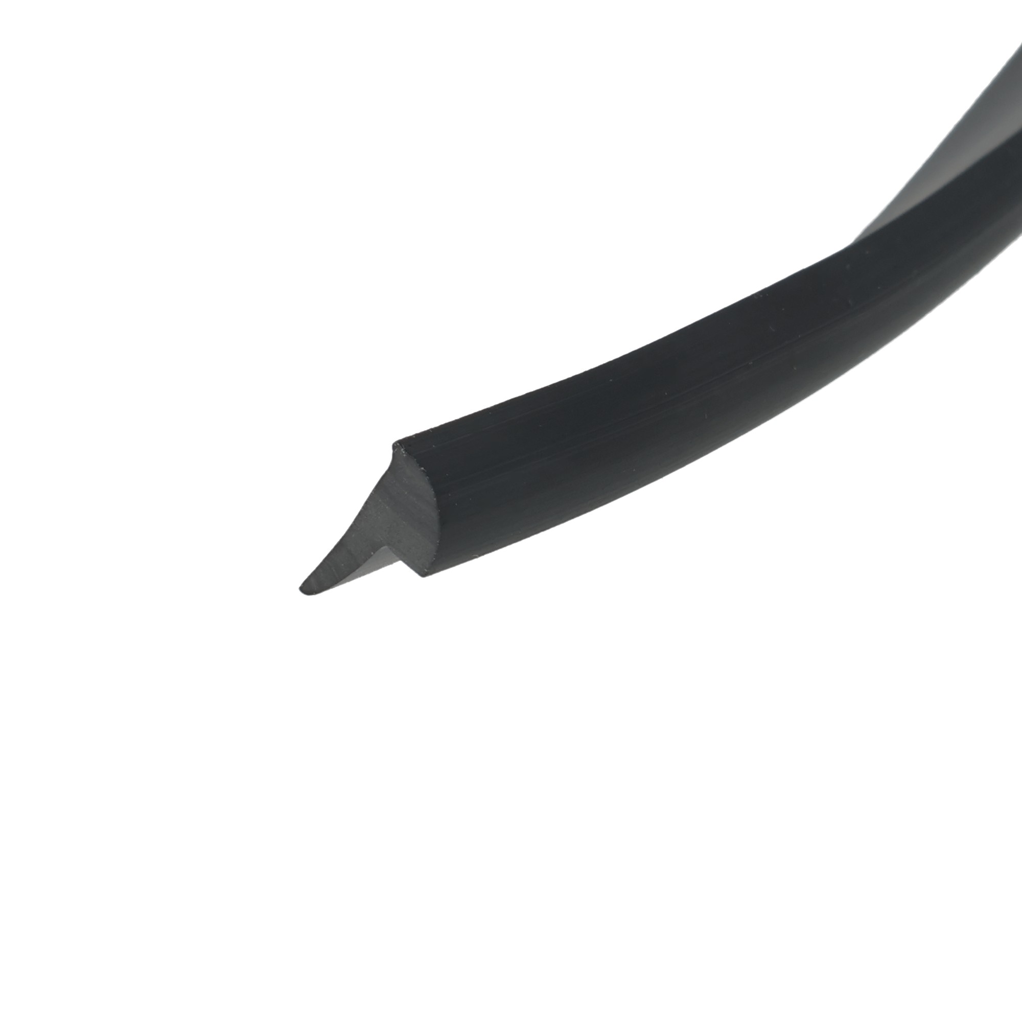 uszczelka-klinujaca-szyby-czarna-026055-2-3 - Centrum uszczelek Close-up of a black, curved edge with a pointed tip against a white background, suggesting part of a tool or blade.