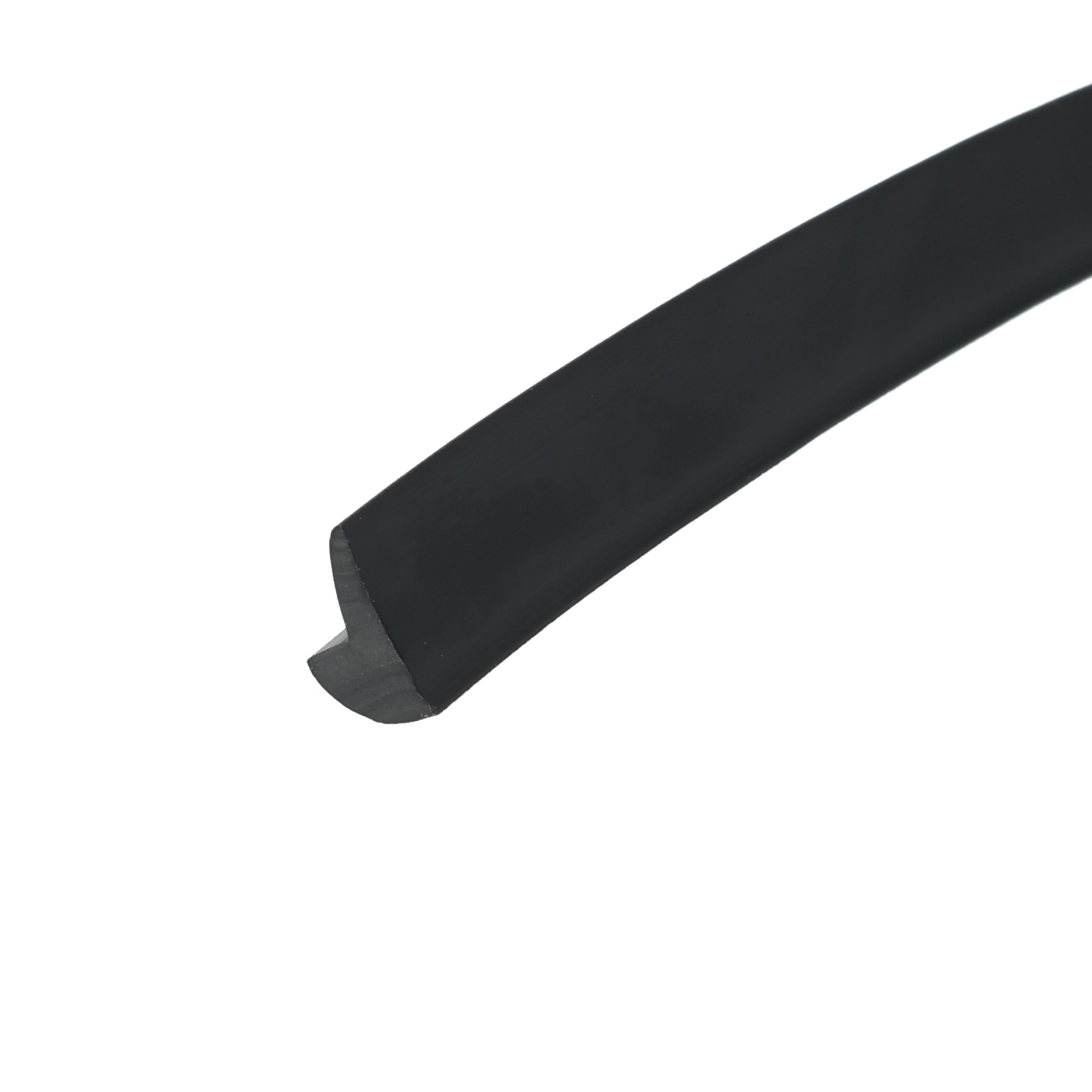 uszczelka-klinujaca-szyby-czarna-026055-2-4 - Centrum uszczelek Close-up of a dark curved object with a rounded end against a white background.