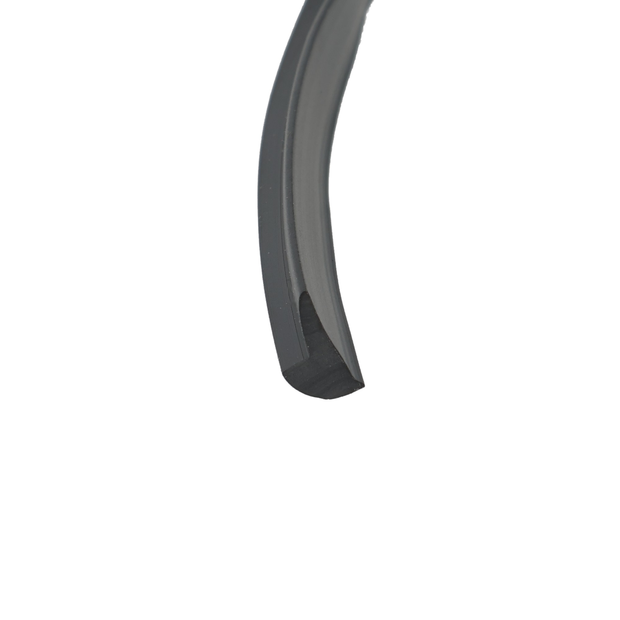 uszczelka-klinujaca-szyby-czarna-026055-2-6 - Centrum uszczelek Close-up of a curved black rubber windshield wiper blade with a metal frame visible at the bottom.