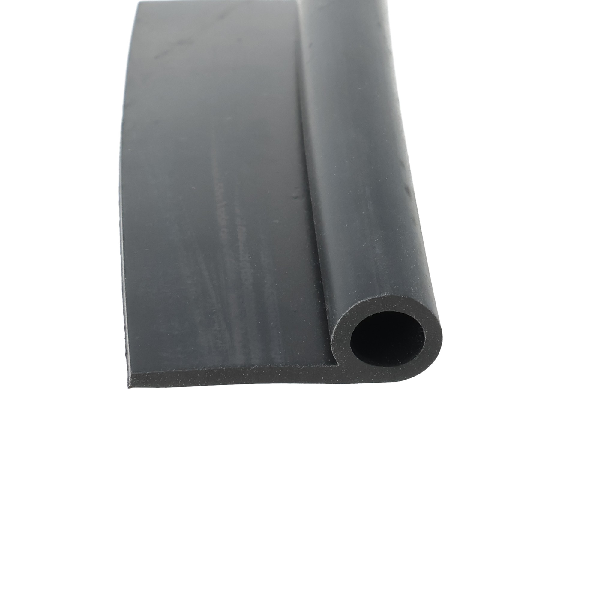 uszczelka-drzwi-gumowa-typ-p-2-x-11-31mm-czarna-046837-1 1 - Centrum uszczelek Close-up of a matte black metal piece with a rounded hollow tube opening at the bottom-right against a white background.