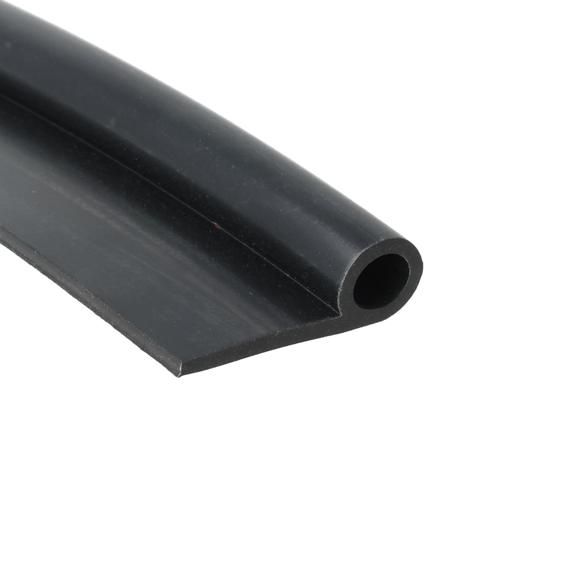 uszczelka-drzwi-gumowa-typ-p-2-x-11-31mm-czarna-046837-2 - Centrum uszczelek Close-up of a black cylindrical rubber tube with a hollow circular end visible on the right.