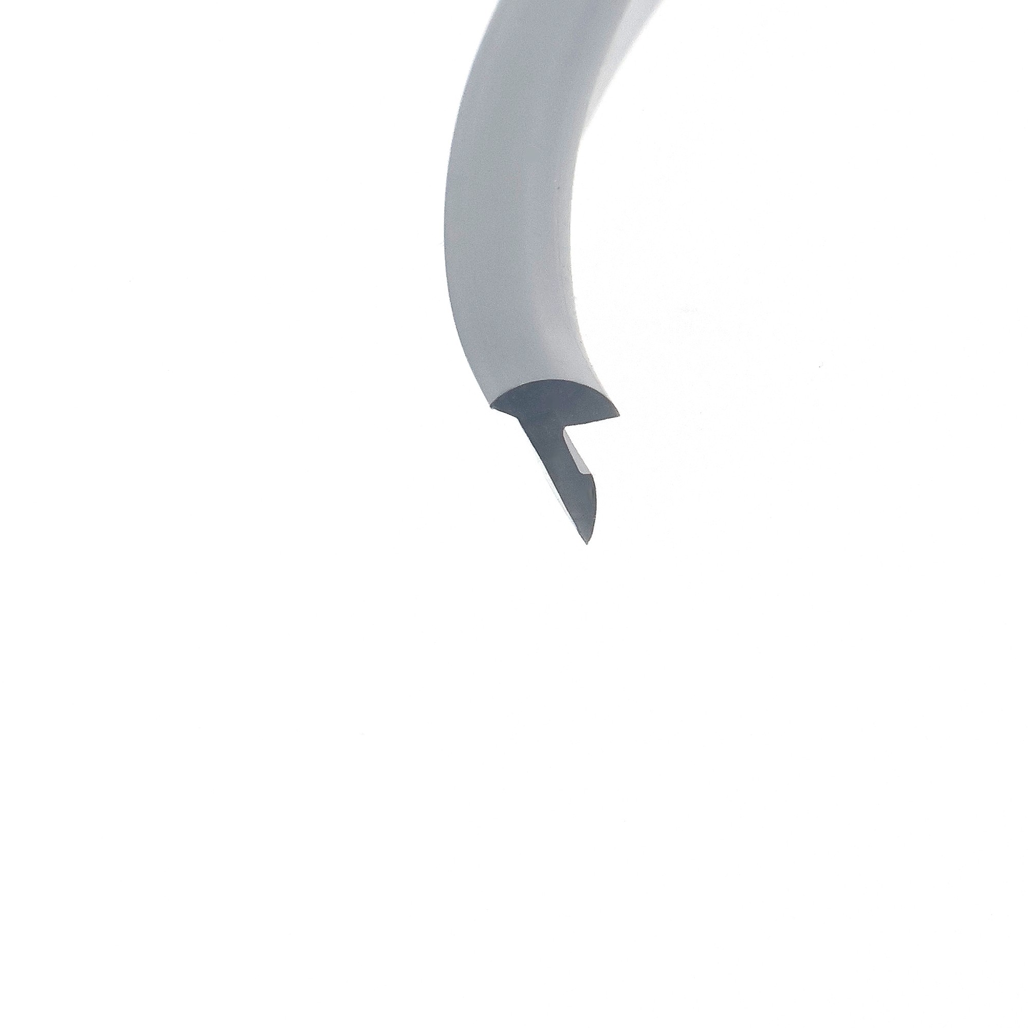uszczelka-klinujaca-szybe-bezbarwna-026085-01-5 - Centrum uszczelek Close-up of a curved gray object with a pointed end against a stark white background, minimal context visible.