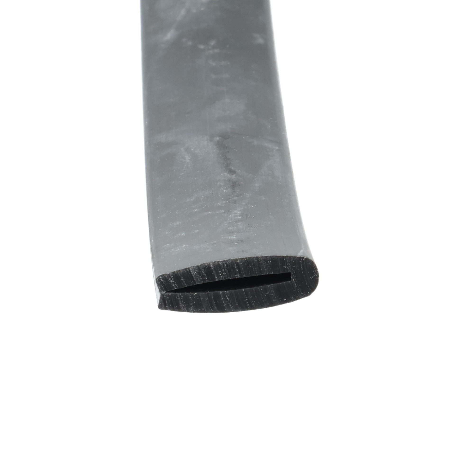 uszczelka-krawedziowa-silikonowa-1-x-5-x-20mm-czarna-023625 1 - Centrum uszczelek Close-up of a gray metal blade with a black textured handle end against a white background, focusing on the blade edge.