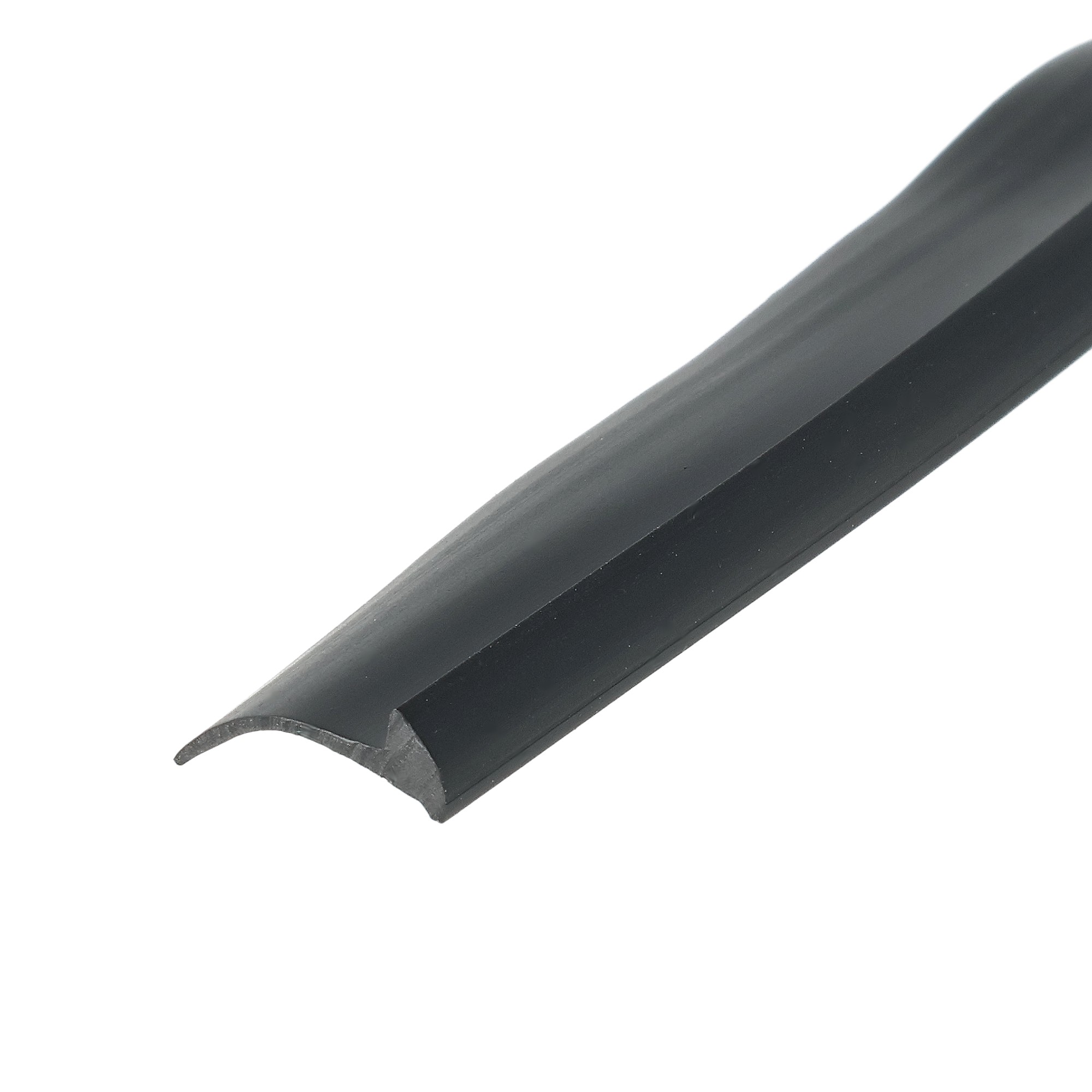 uszczelka-klinujaca-szybe-czarna-026388-1-1 - Centrum uszczelek Close-up of a dark, curved edge trim or rail running diagonally across a white background, showing a smooth, glossy surface with a rounded edge at the bottom-left.