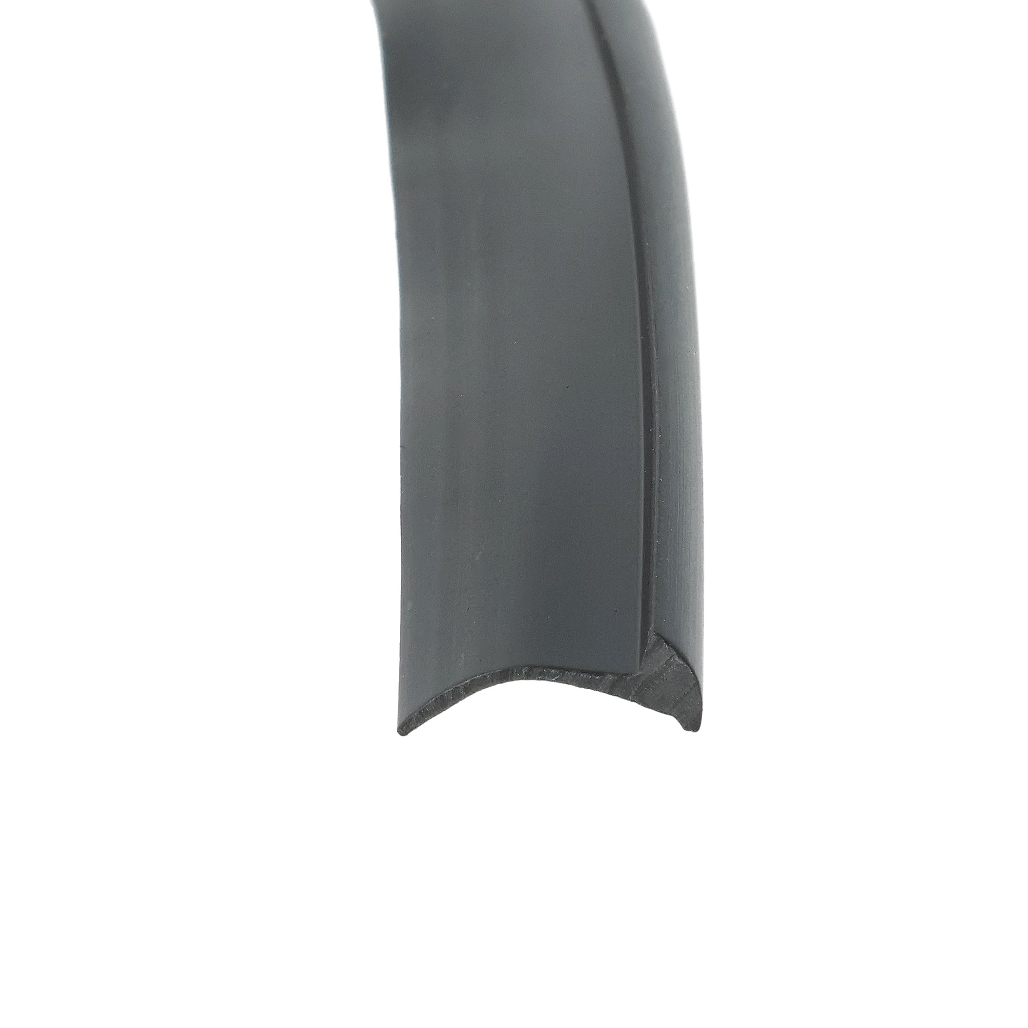 uszczelka-klinujaca-szybe-czarna-026388-1-2 - Centrum uszczelek Close-up of a dark, curved plastic edge against a white background, showing a rounded lower tip.