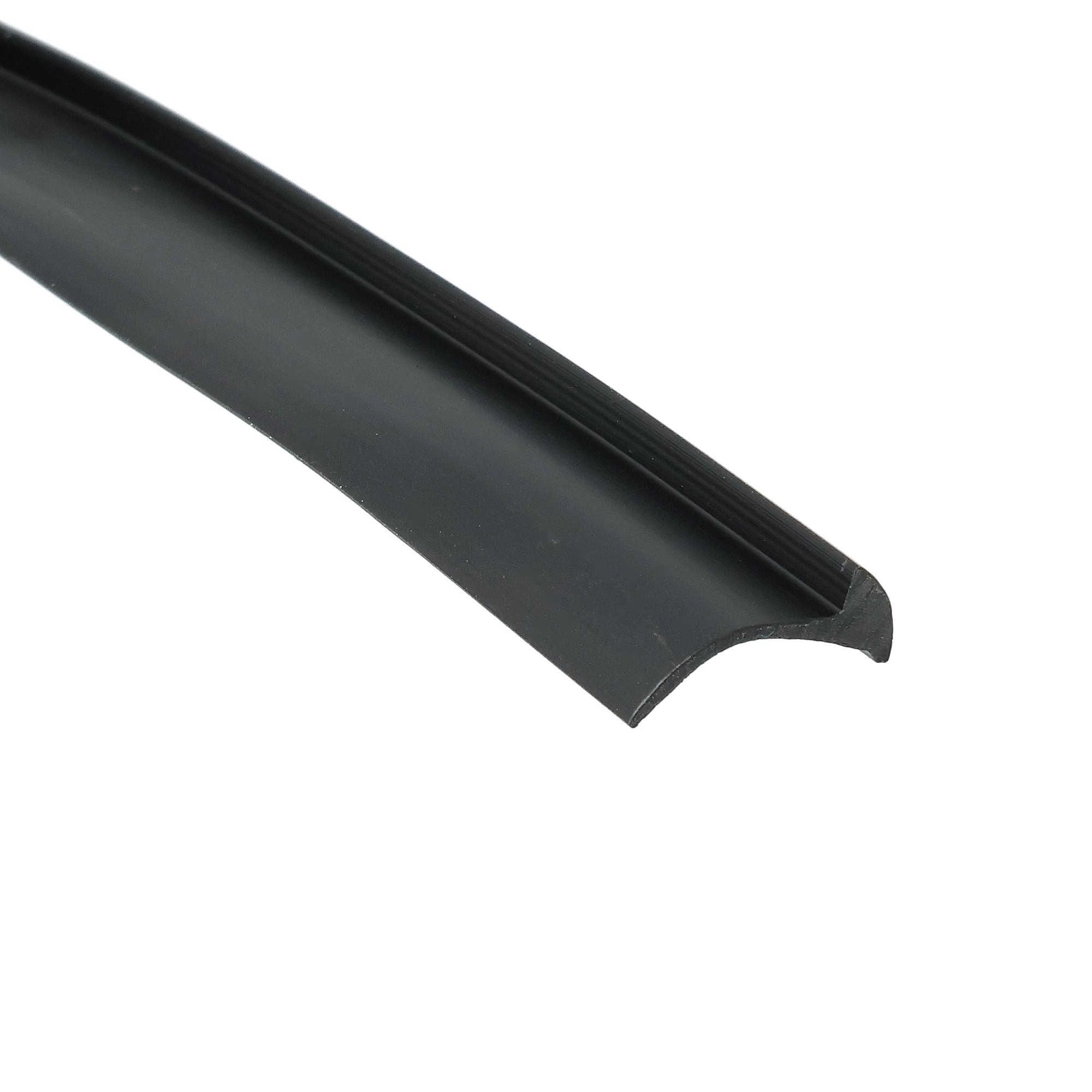 uszczelka-klinujaca-szybe-czarna-026388-1-3 - Centrum uszczelek Close-up of a black cylindrical object with a rounded end, diagonally across a white background.