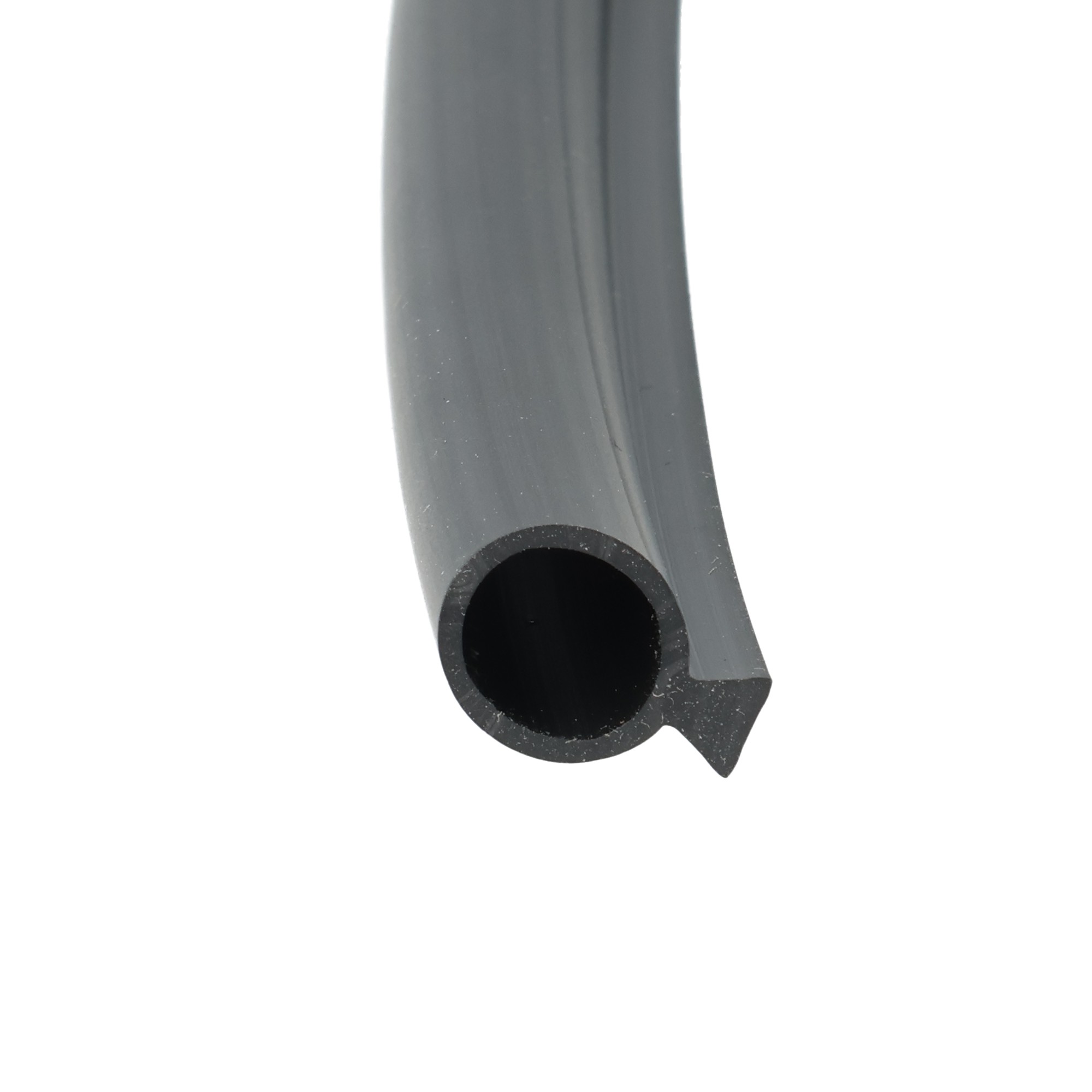 uszczelka-drzwi-pokrywy-wsuwana-miekkie-pvc-fi-6-x-4-x-33mm-czarna-18-161 1 - Centrum uszczelek Close-up of a dark gray cylindrical pipe end with a circular opening