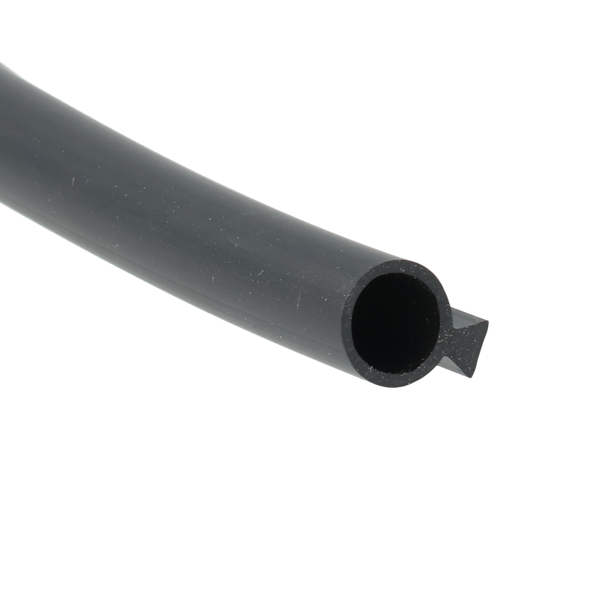 uszczelka-drzwi-pokrywy-wsuwana-miekkie-pvc-fi-6-x-4-x-33mm-czarna-18-161 2 - Centrum uszczelek Black cylindrical pipe viewed diagonally with a circular hollow opening at the end against a white background