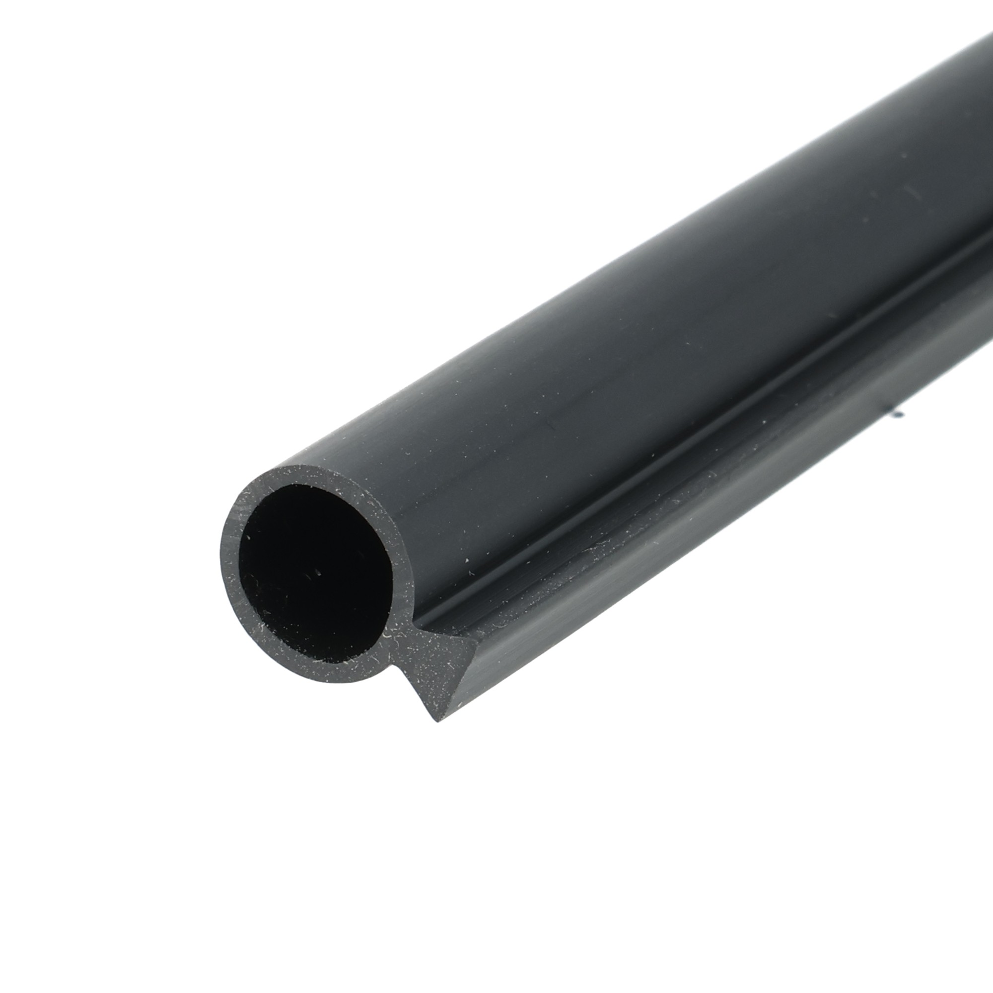 uszczelka-drzwi-pokrywy-wsuwana-miekkie-pvc-fi-6-x-4-x-33mm-czarna-18-161 3 - Centrum uszczelek Close-up of a black cylindrical tube with a hollow circular end, oriented diagonally across the image.