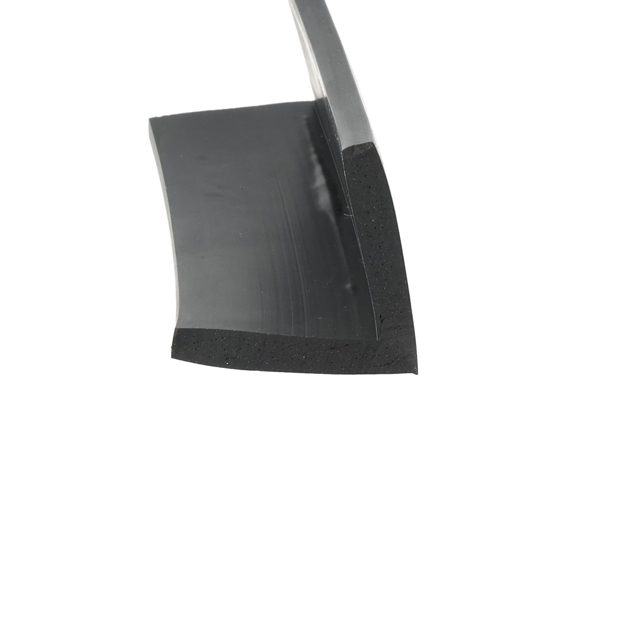 023353_1130 - Centrum uszczelek Close-up of a curved black object with a foam-textured bottom, possibly a blade or tool edge.