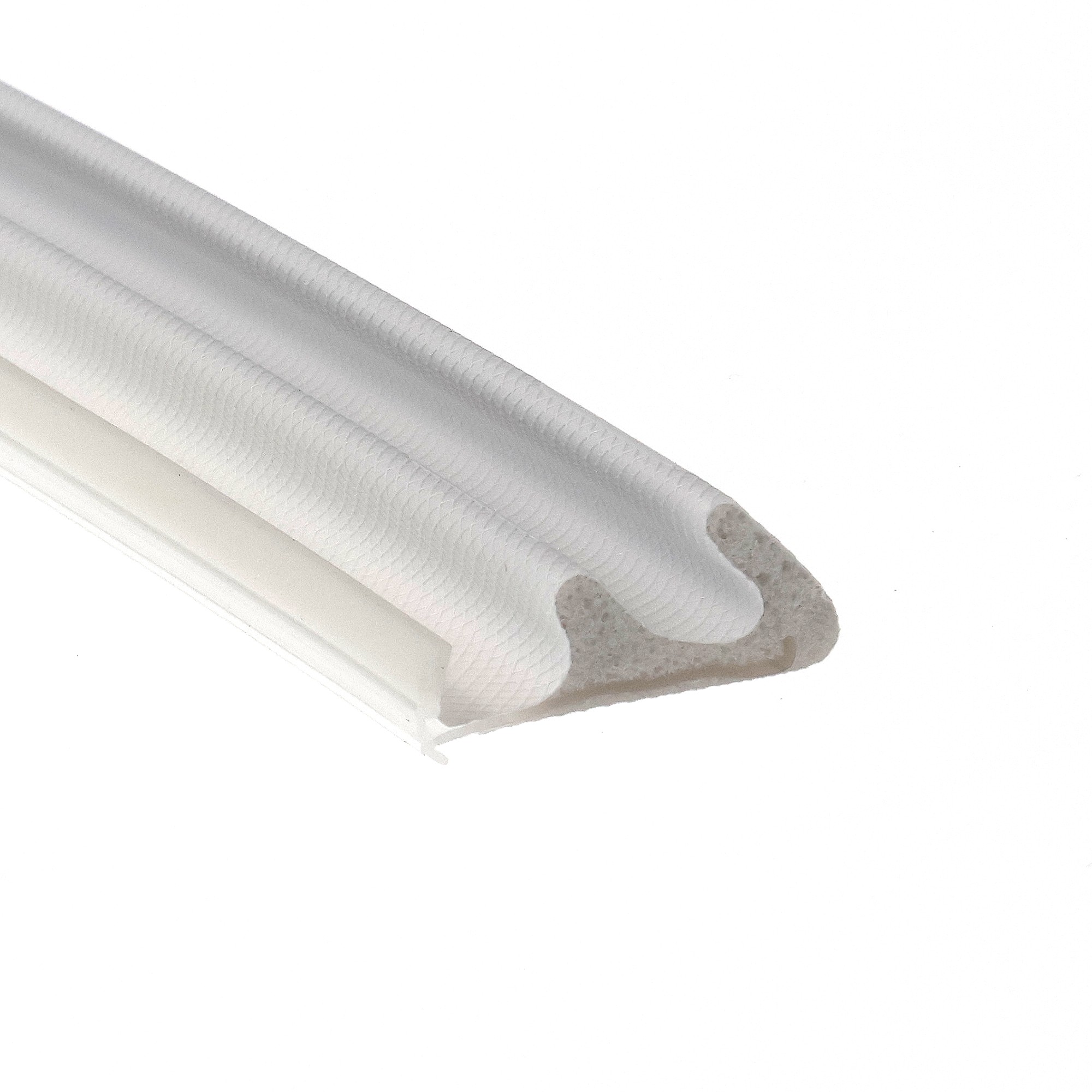 Uszczelka drzwi drewnianych QLON 3091 biała 014803 2 - Centrum uszczelek Close-up of white corrugated tubing or rolled paper tubes placed diagonally across a white background, texture visible.