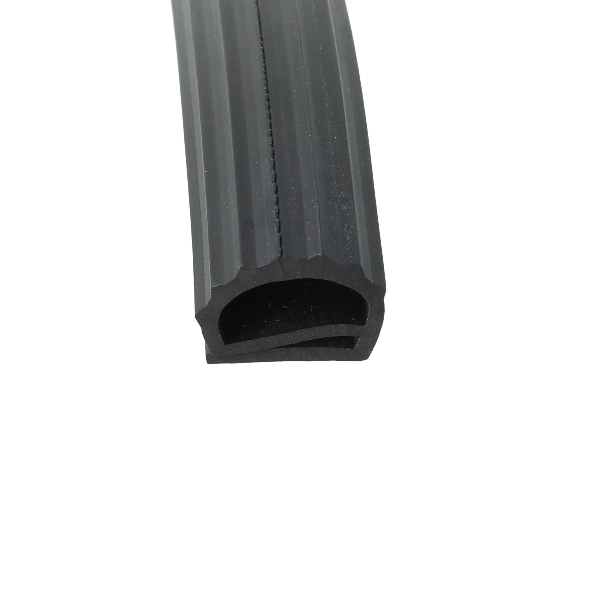 uszczelka-drzwi-gumowa-typ-e-15-x-11-x-165mm-czarna-023756-1 - Centrum uszczelek Close-up of a black rubber component with vertical ridges and a circular bore at the bottom.