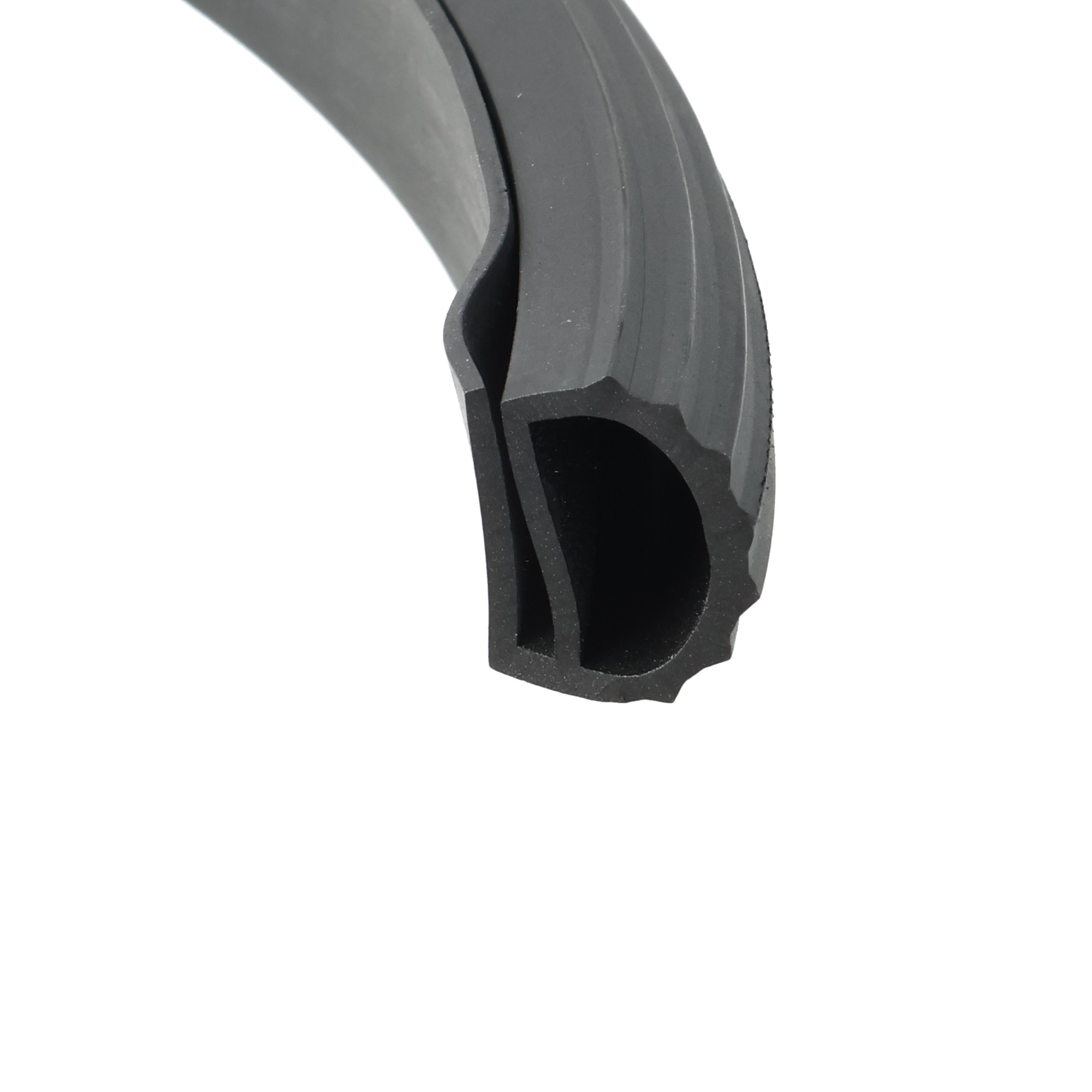 uszczelka-drzwi-gumowa-typ-e-15-x-11-x-165mm-czarna-023756-3 - Centrum uszczelek Close-up of a black, circular, grooved ring with a hollow center against a white background.