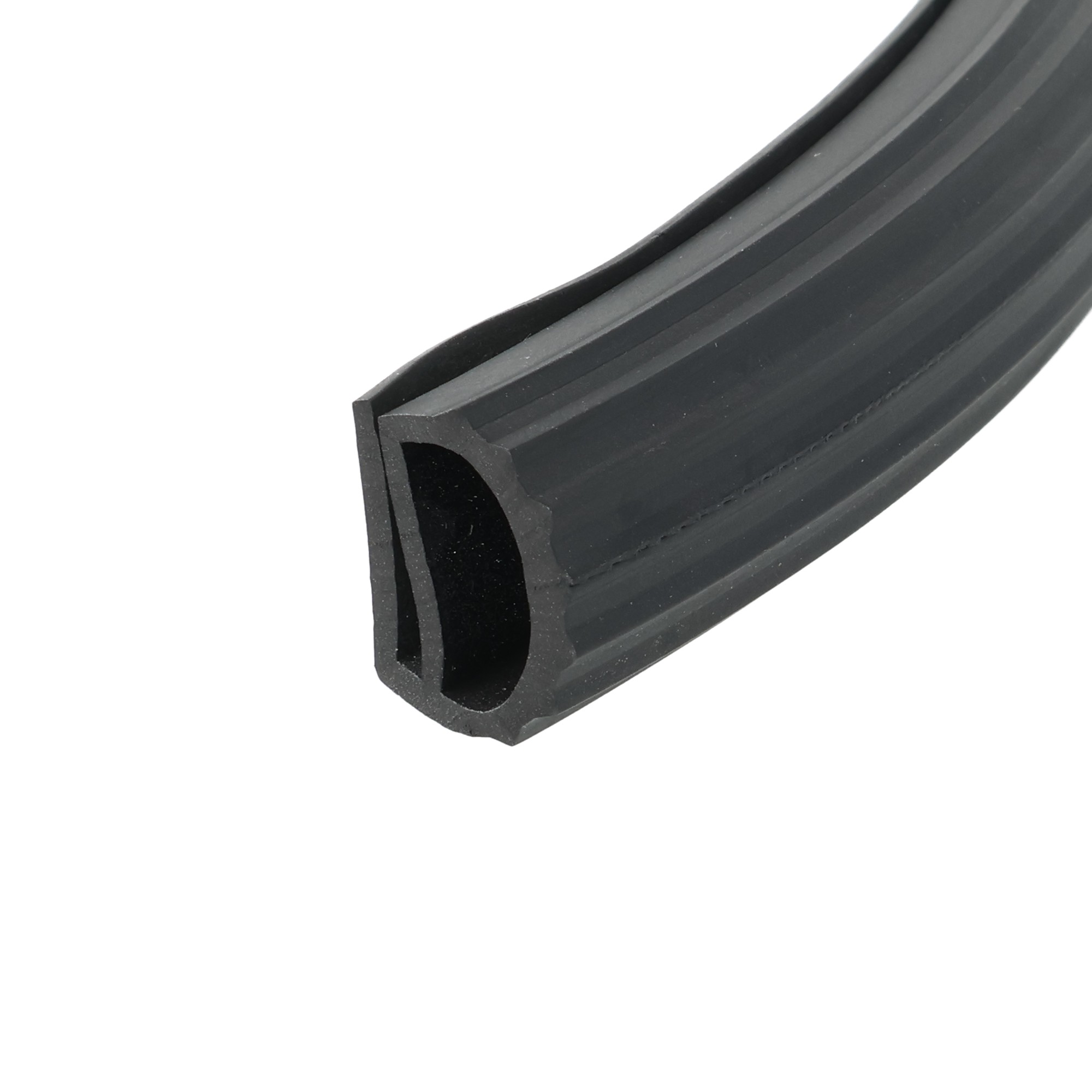 uszczelka-drzwi-gumowa-typ-e-15-x-11-x-165mm-czarna-023756-4 - Centrum uszczelek Close-up of a black rubber gasket with a rounded, multi-ribbed cross-section, curved along the edge