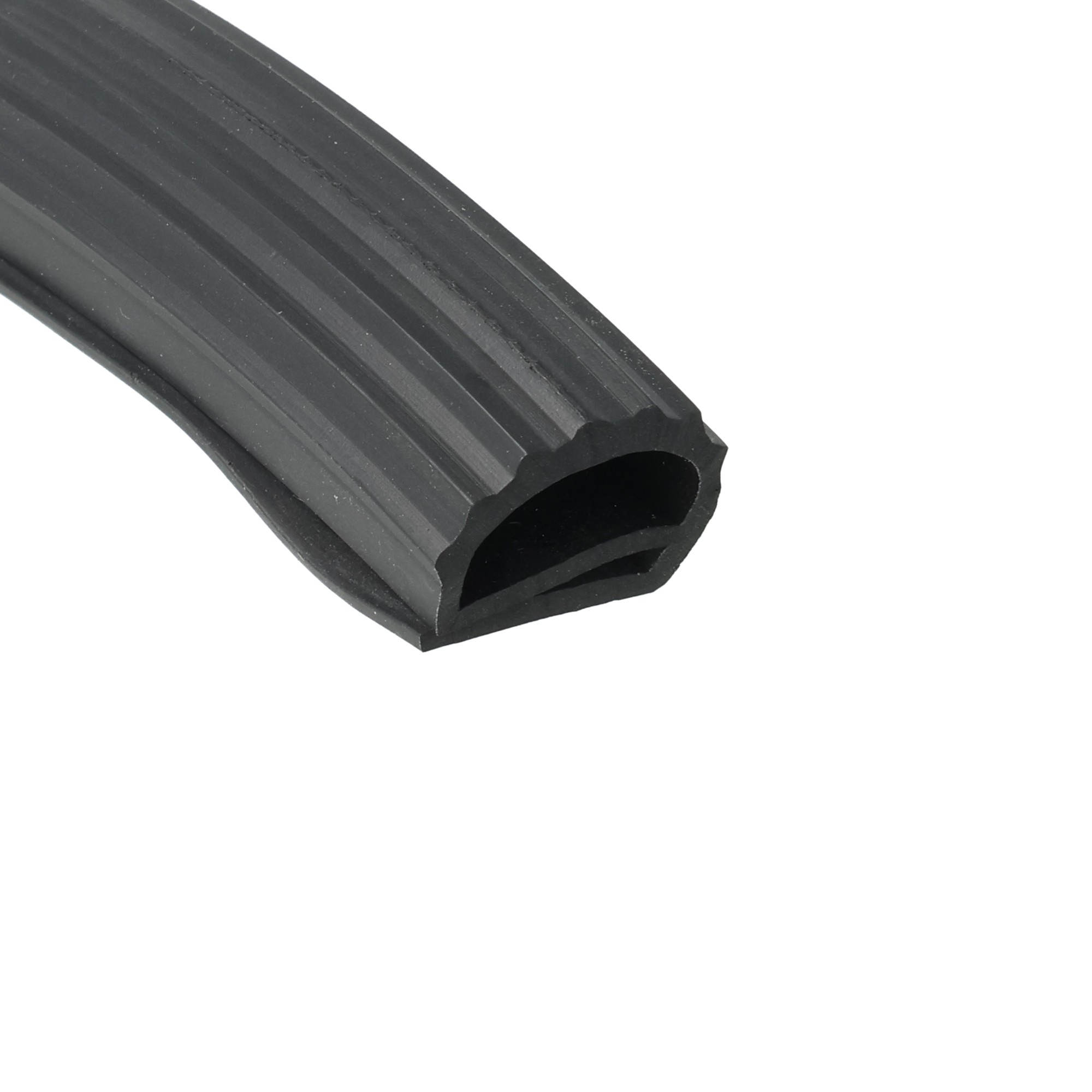 uszczelka-drzwi-gumowa-typ-e-15-x-11-x-165mm-czarna-023756-6 - Centrum uszczelek Close-up of a black ribbed rubber hose end with a circular opening in view