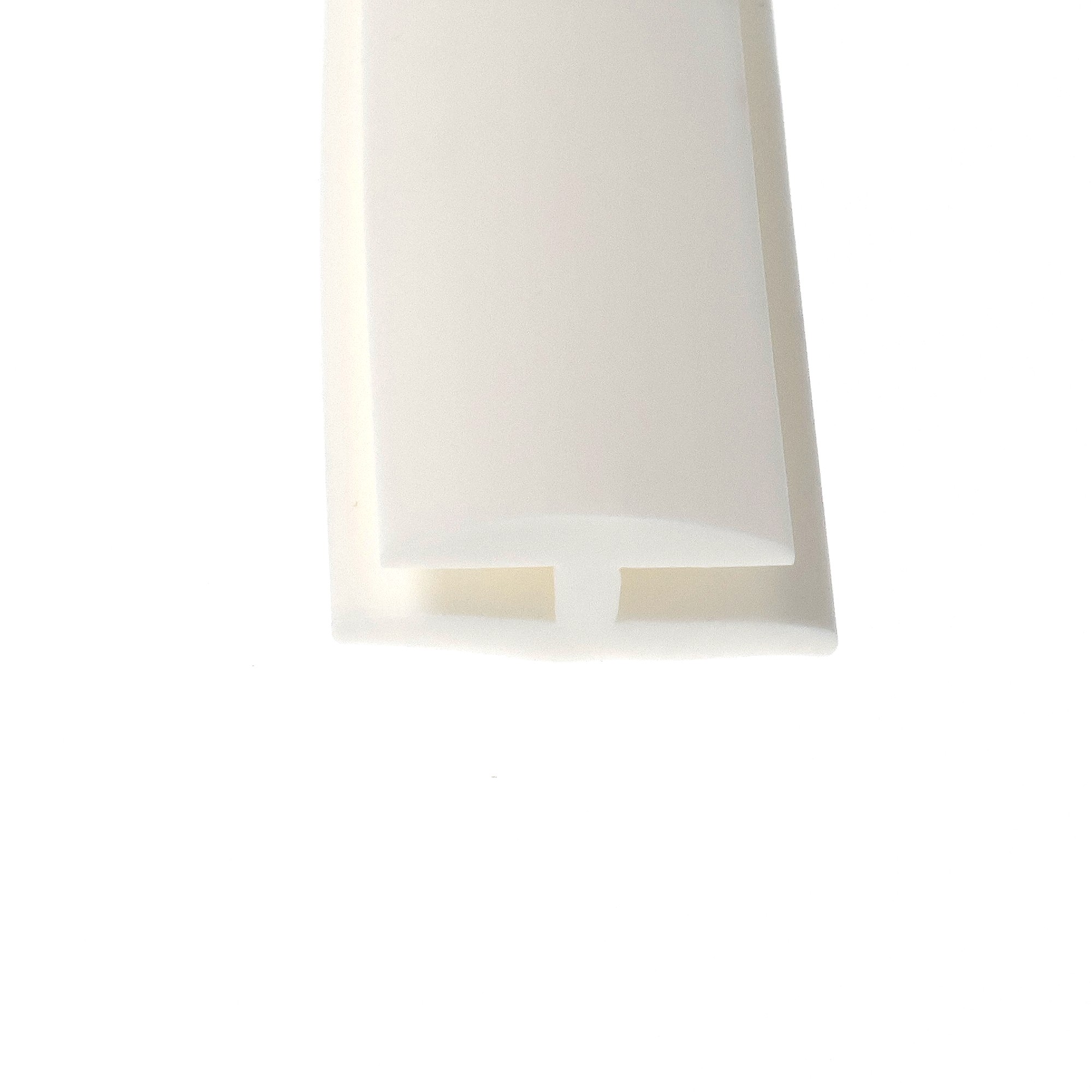 12-327_1142 - Centrum uszczelek Close-up of a pale beige curved object with a darker right edge against a white background.