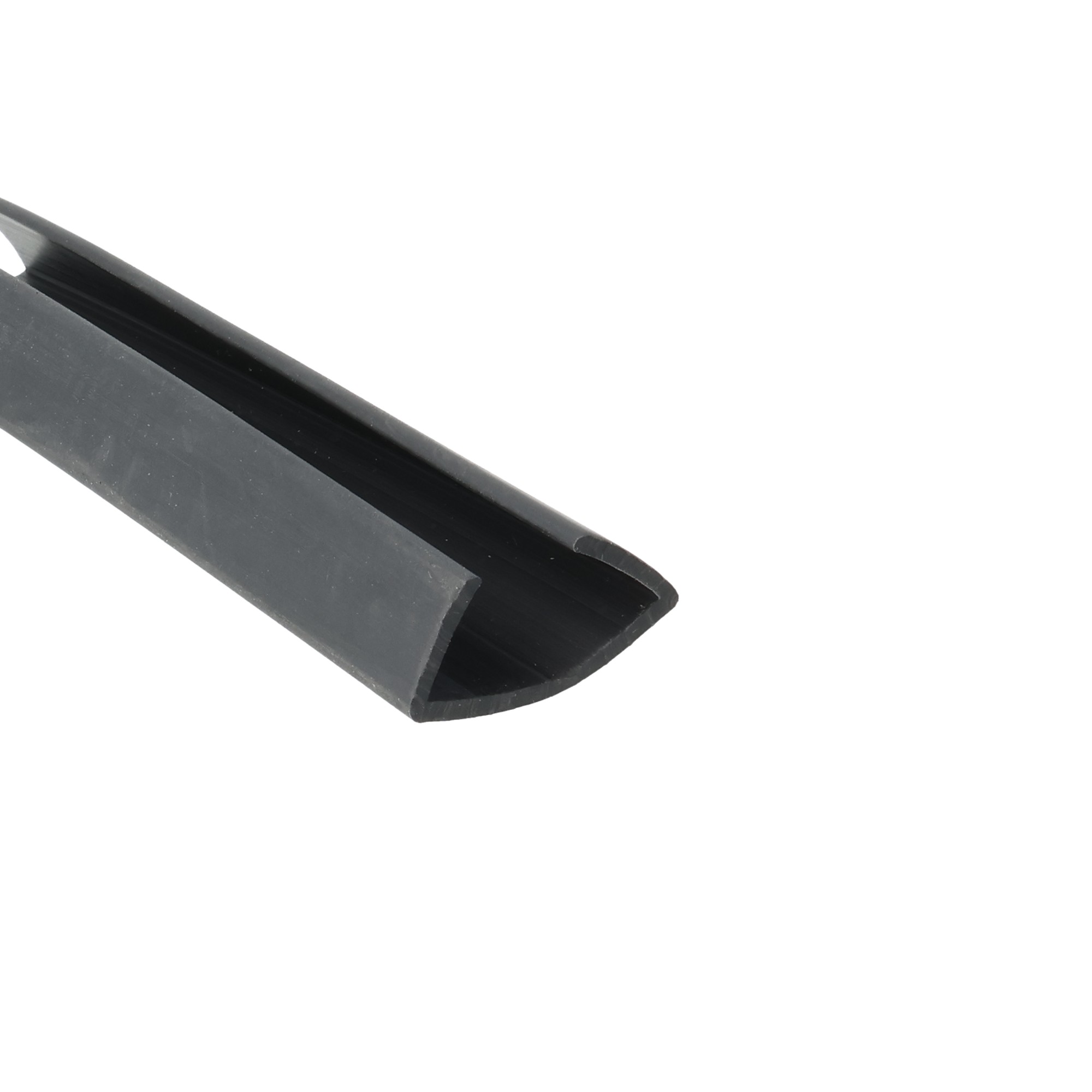 uszczelka-krawedziowa-miekkie-pvc-30-x-17-x-34mm-czarna-12-315-30e-1 - Centrum uszczelek Close-up of a black metal rail with a rounded end.
