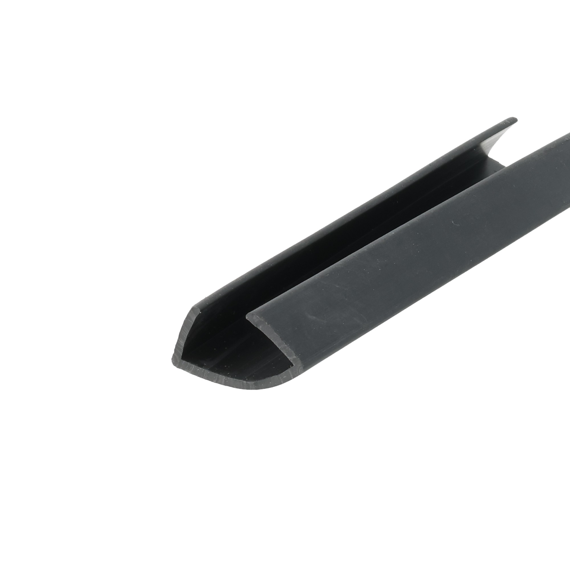uszczelka-krawedziowa-miekkie-pvc-30-x-17-x-34mm-czarna-12-315-30e-2 - Centrum uszczelek Close-up of a dark, rounded-edged blade or chisel-like tool extending diagonally across the frame.