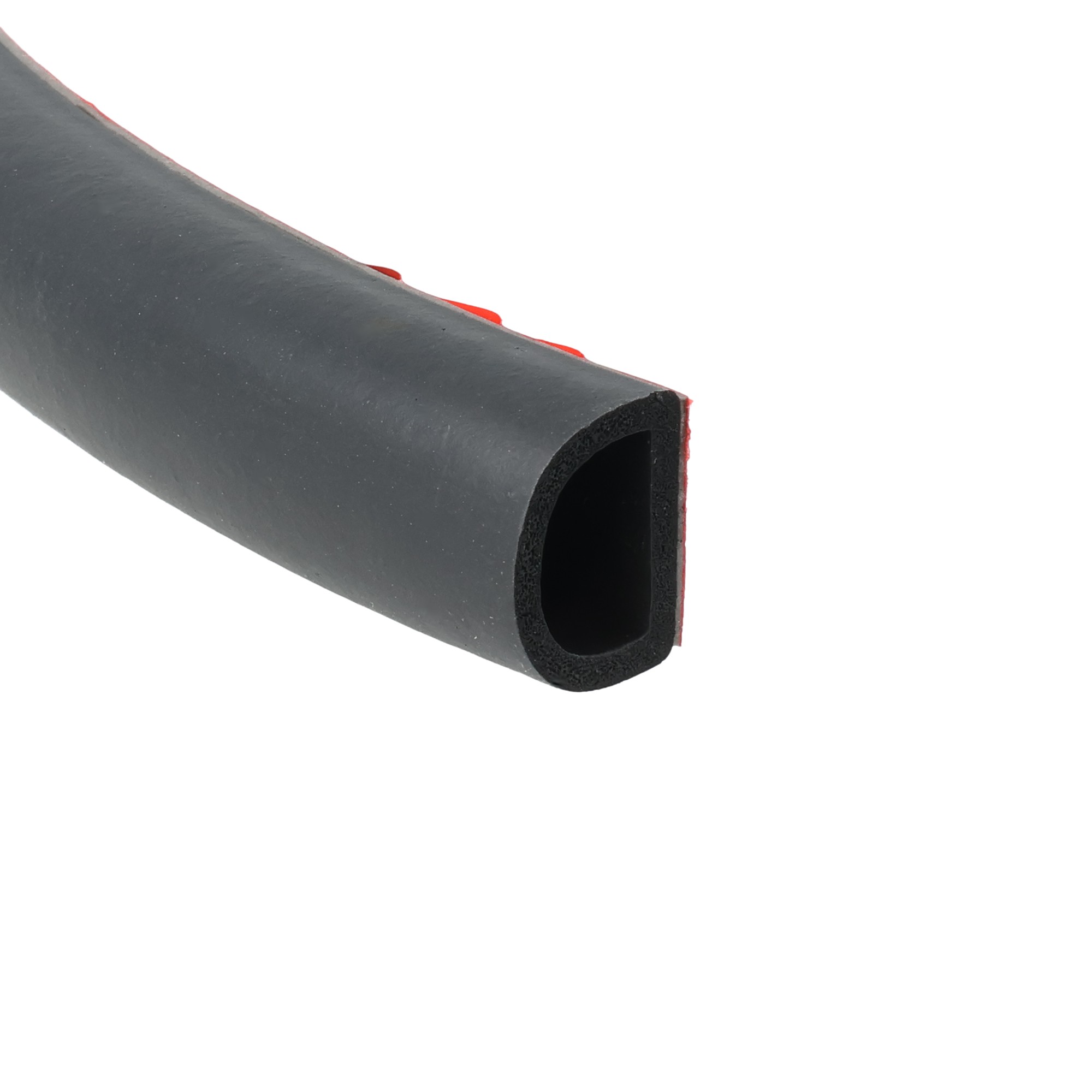 uszczelka-typ-d-z-klejem-3m-porowate-epdm-18x21-czarna-08-811-1 - Centrum uszczelek Close-up of a black rubber elbow pipe with red edge trim on the outer side