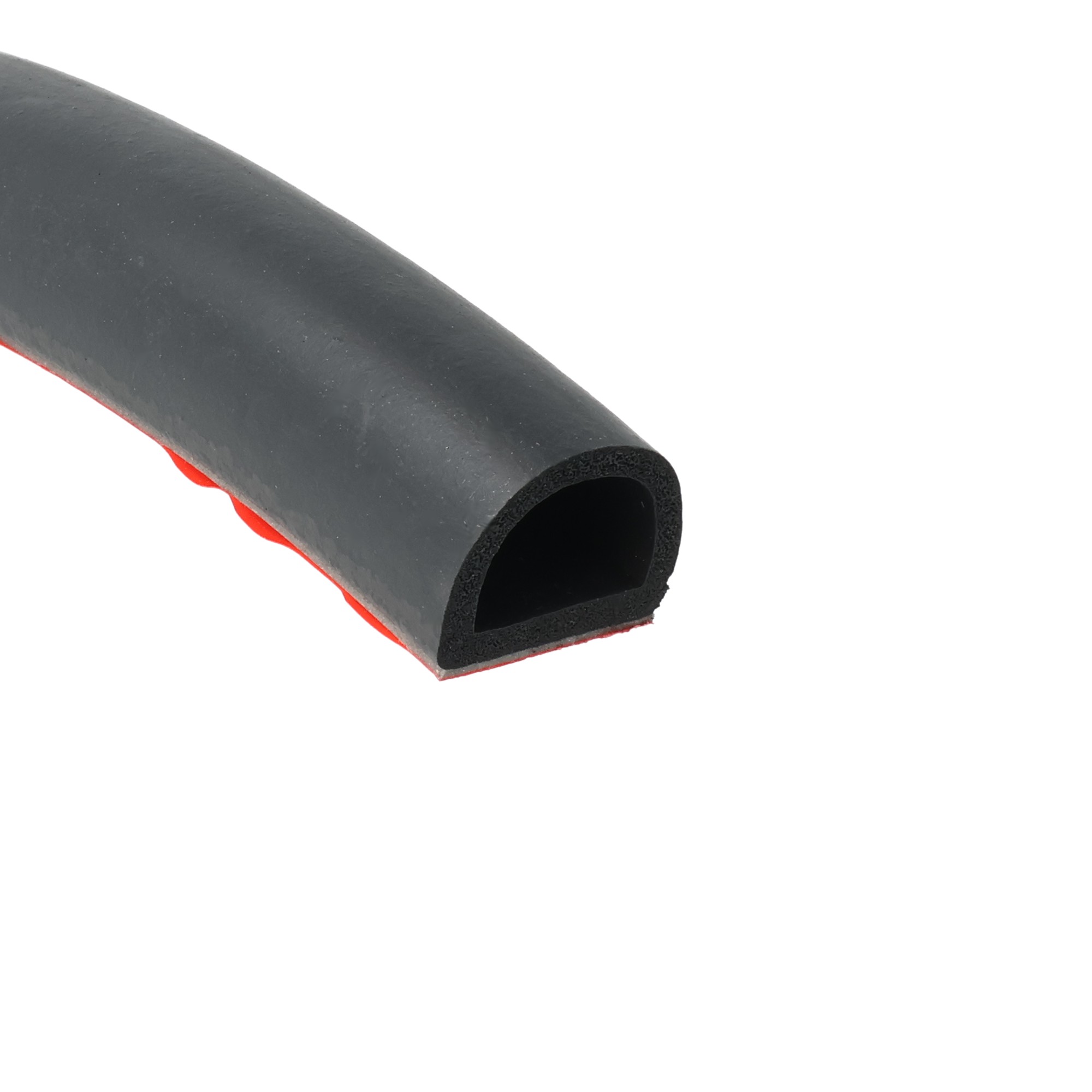 uszczelka-typ-d-z-klejem-3m-porowate-epdm-18x21-czarna-08-811-2 - Centrum uszczelek Close-up of a black rubber tube with a red interior, photographed at an angle.