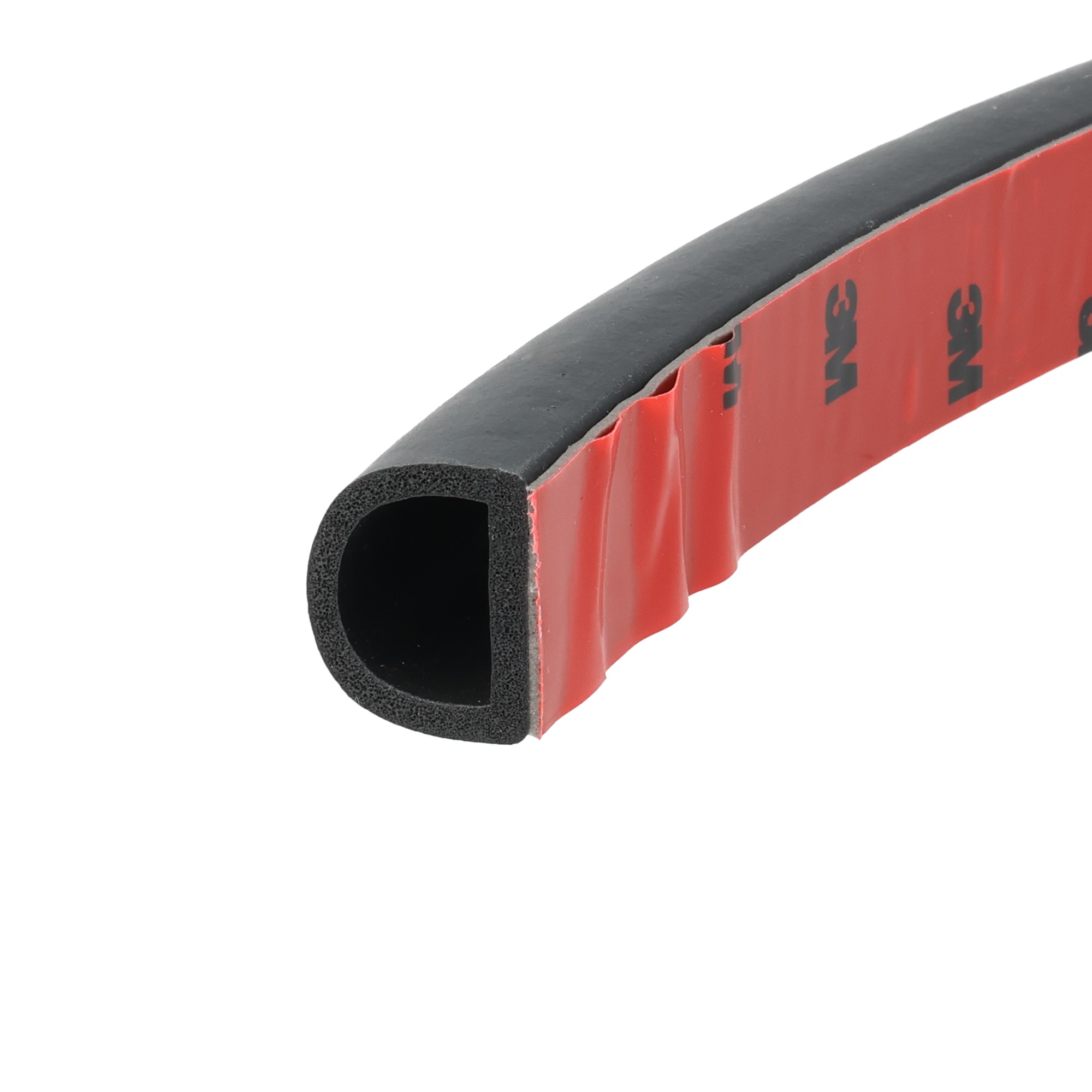 uszczelka-typ-d-z-klejem-3m-porowate-epdm-18x21-czarna-08-811-3 - Centrum uszczelek Close-up of a red curved plastic edge with black foam padding on the inside.