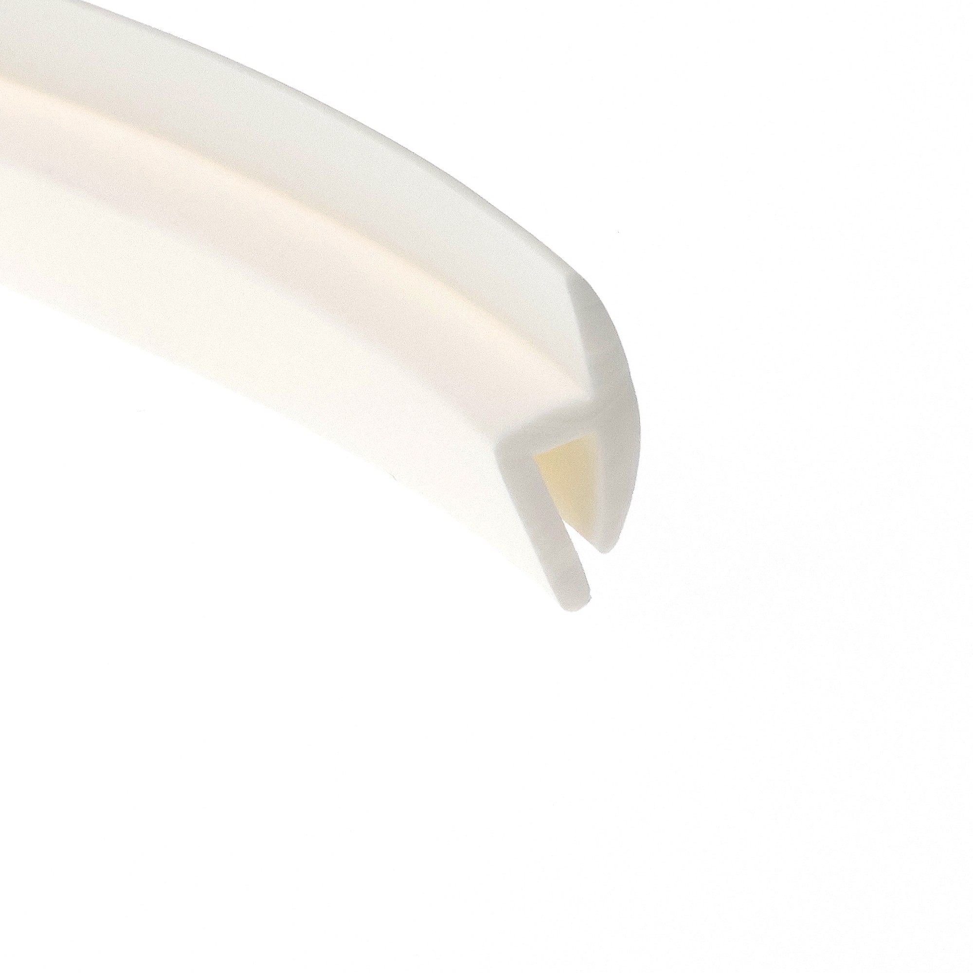 12-361_3165 - Centrum uszczelek Close-up of a curved white ceramic plate edge against a white background.