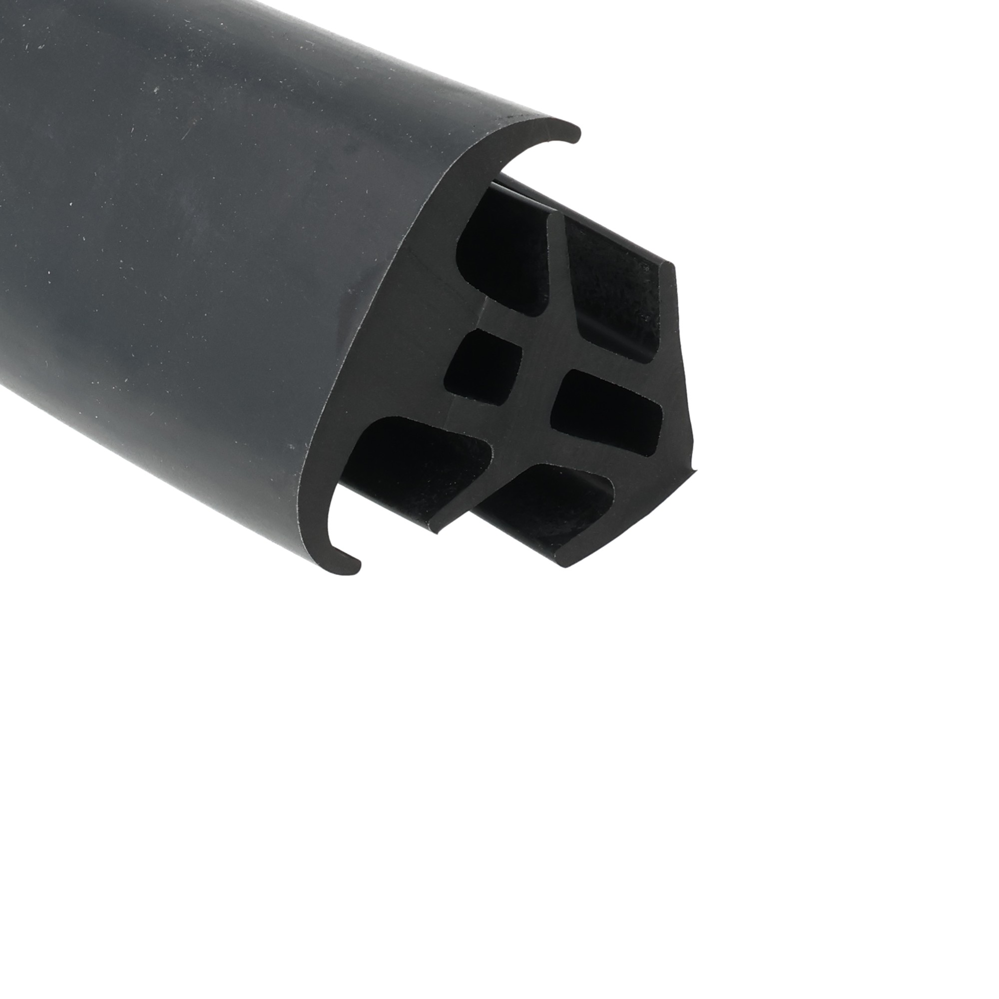 uszczelka-dylatacji-gumowa-typ-t-28-x-40-x-45mm-czarna-0356831-2 - Centrum uszczelek Close-up of a black curved plastic part with rectangular cutouts along its edge.